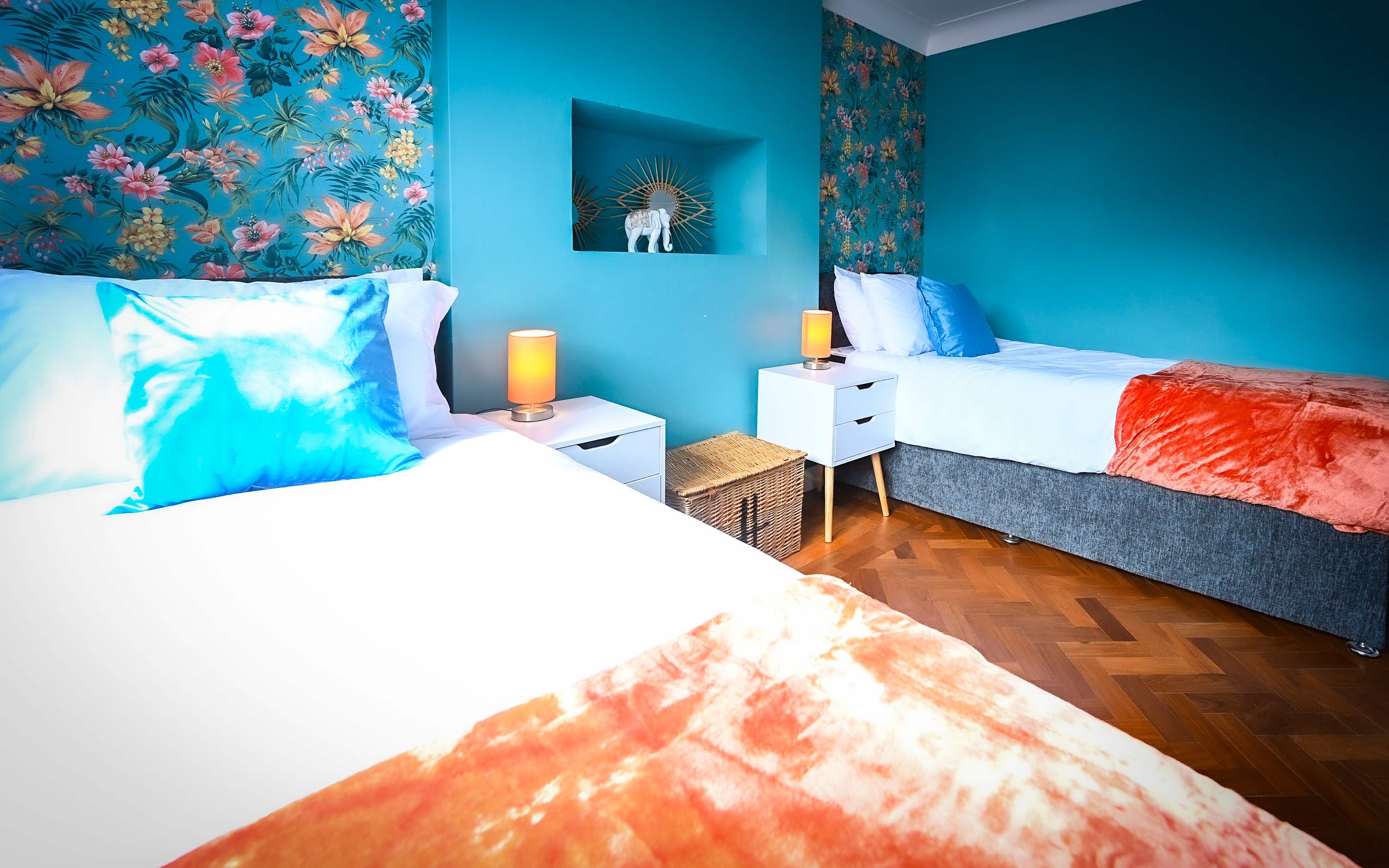 View Spacious 5 Bedroom House by Jesswood Properties with Private Pool Parking x 3 in Bushmead Road 2 LU2 7EU Spacious 5 Bedroom House by Jesswood Properties with Private Pool Parking x 3 in Bushmead Road 2 LU2 7EU - Property image 8 - VivreStays