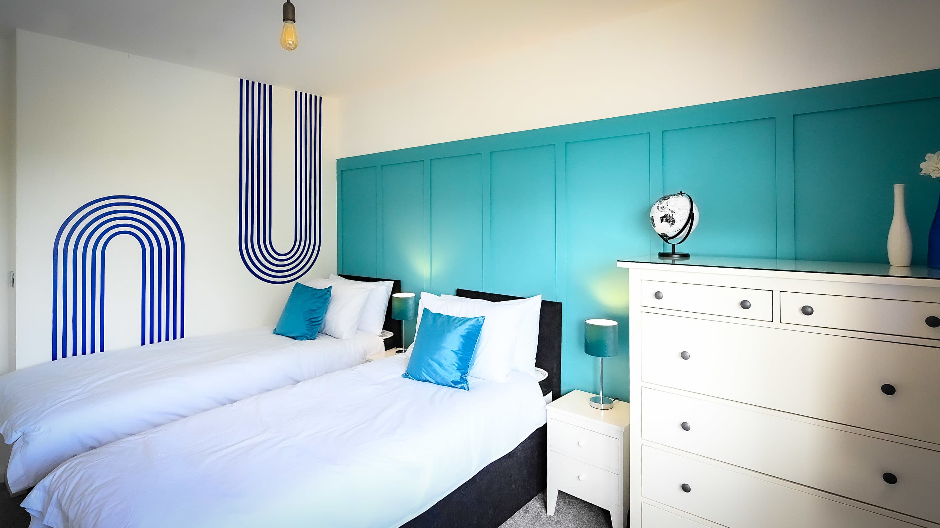 View Spacious 5 Bedroom House by Jesswood Properties with Private Pool Parking x 3 in Bushmead Road 2 LU2 7EU Spacious 5 Bedroom House by Jesswood Properties with Private Pool Parking x 3 in Bushmead Road 2 LU2 7EU - Property image 23 - VivreStays