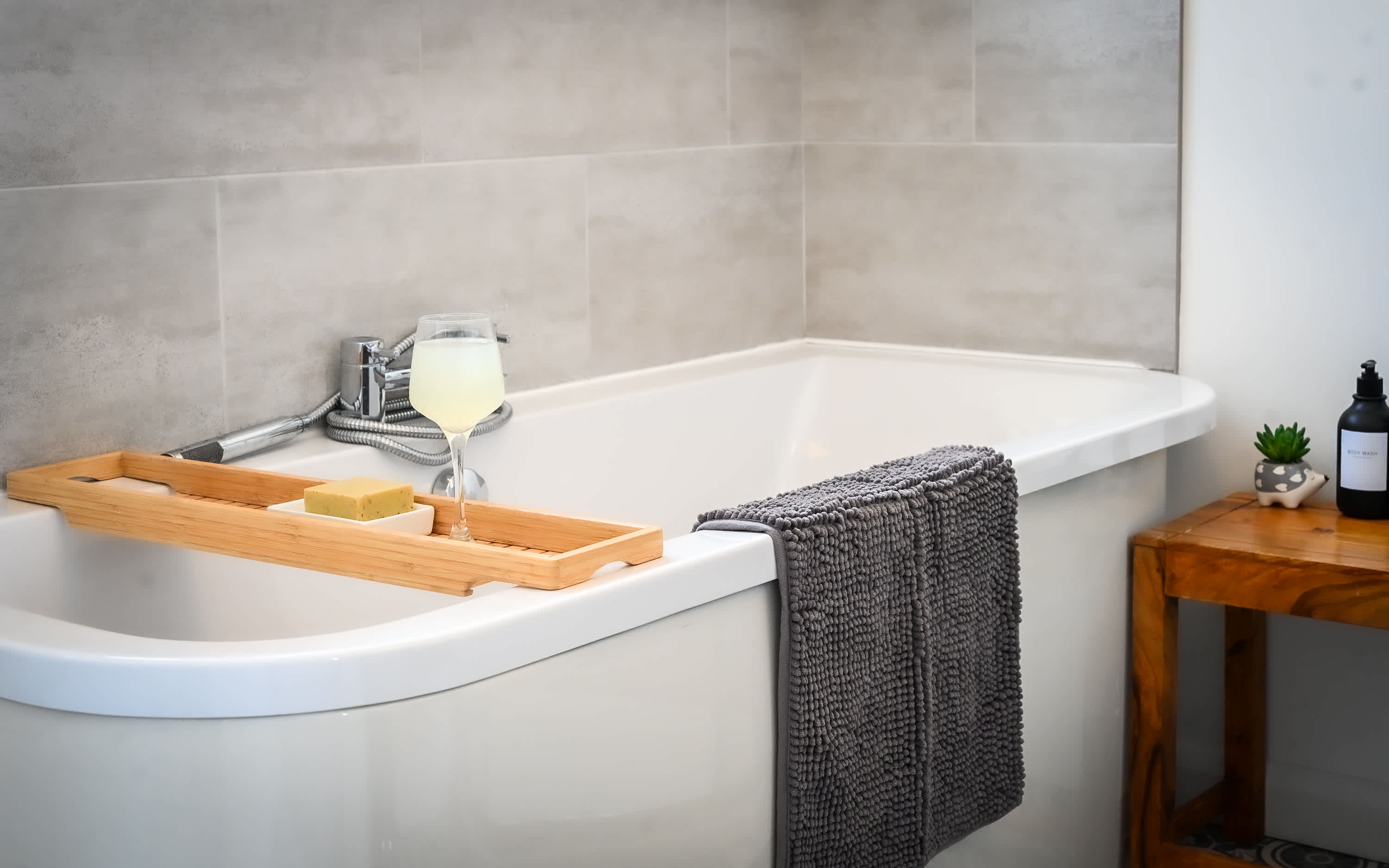 View Spacious 5 Bedroom House by Jesswood Properties with Private Pool Parking x 3 in Bushmead Road 2 LU2 7EU Spacious 5 Bedroom House by Jesswood Properties with Private Pool Parking x 3 in Bushmead Road 2 LU2 7EU - Property image 18 - VivreStays