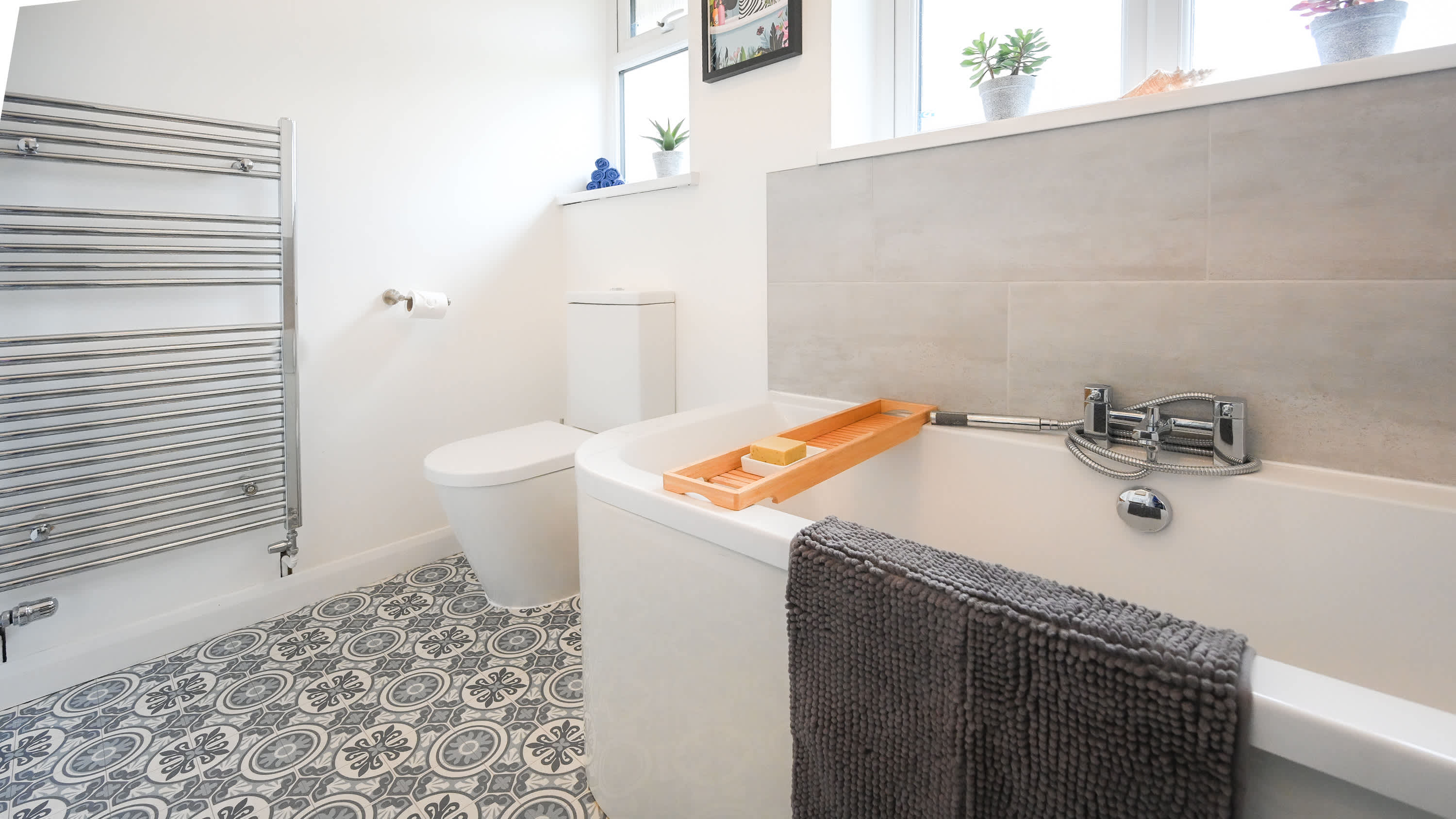View Spacious 5 Bedroom House by Jesswood Properties with Private Pool Parking x 3 in Bushmead Road 2 LU2 7EU Spacious 5 Bedroom House by Jesswood Properties with Private Pool Parking x 3 in Bushmead Road 2 LU2 7EU - Property image 36 - VivreStays