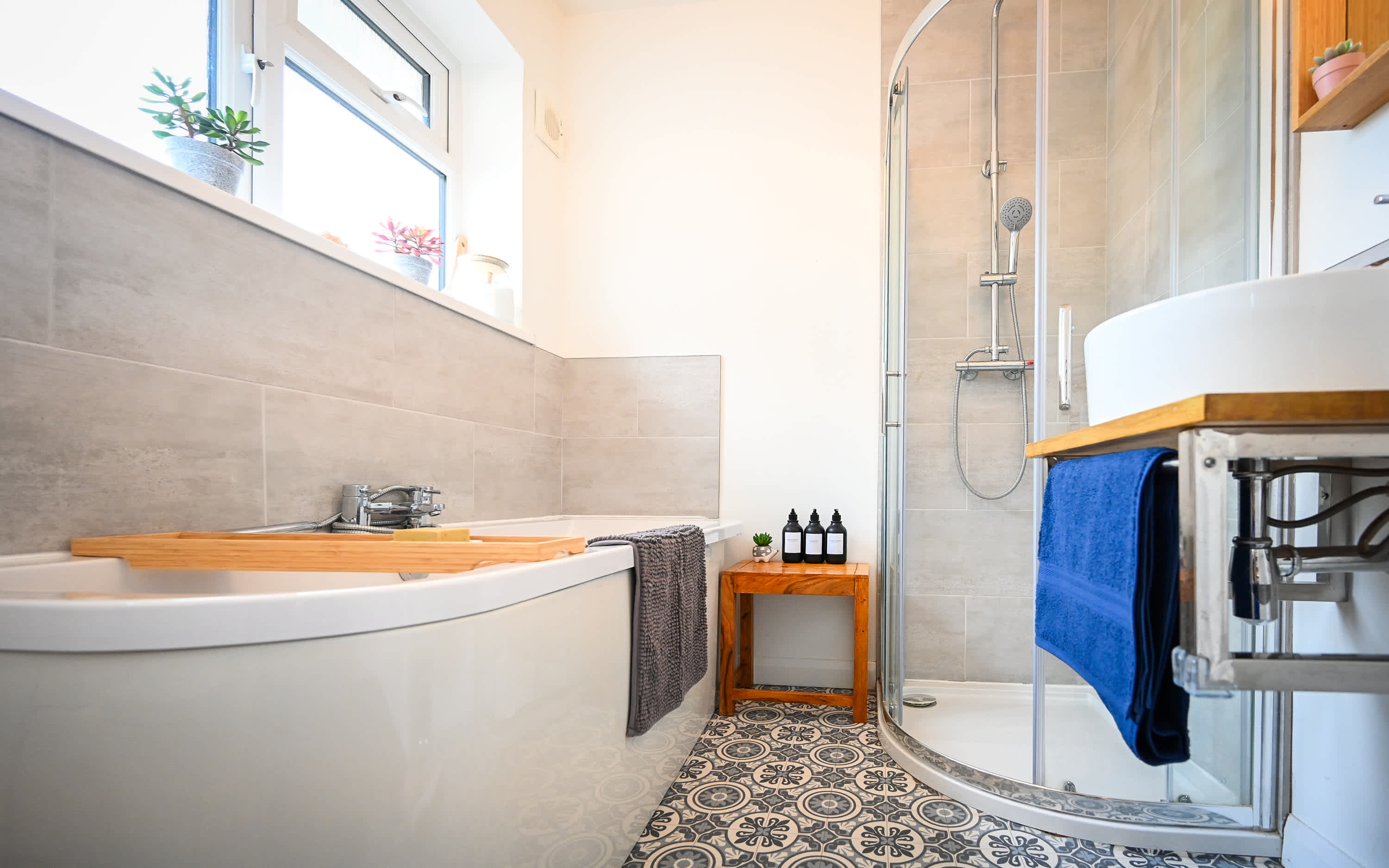 View Spacious 5 Bedroom House by Jesswood Properties with Private Pool Parking x 3 in Bushmead Road 2 LU2 7EU Spacious 5 Bedroom House by Jesswood Properties with Private Pool Parking x 3 in Bushmead Road 2 LU2 7EU - Property image 17 - VivreStays