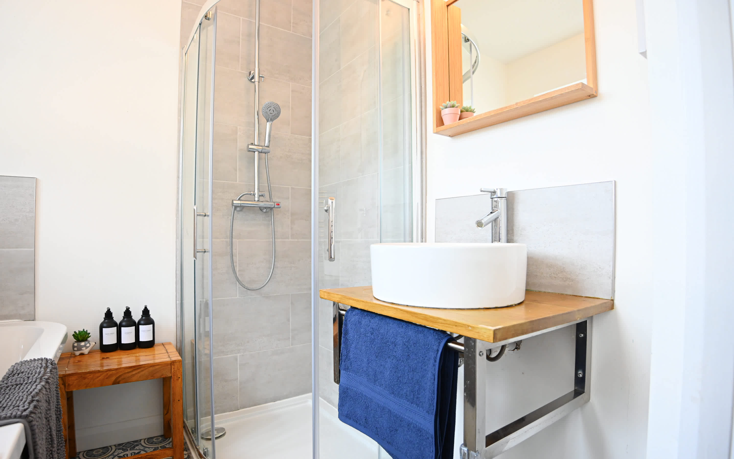 View Spacious 5 Bedroom House by Jesswood Properties with Private Pool Parking x 3 in Bushmead Road 2 LU2 7EU Spacious 5 Bedroom House by Jesswood Properties with Private Pool Parking x 3 in Bushmead Road 2 LU2 7EU - Property image 35 - VivreStays