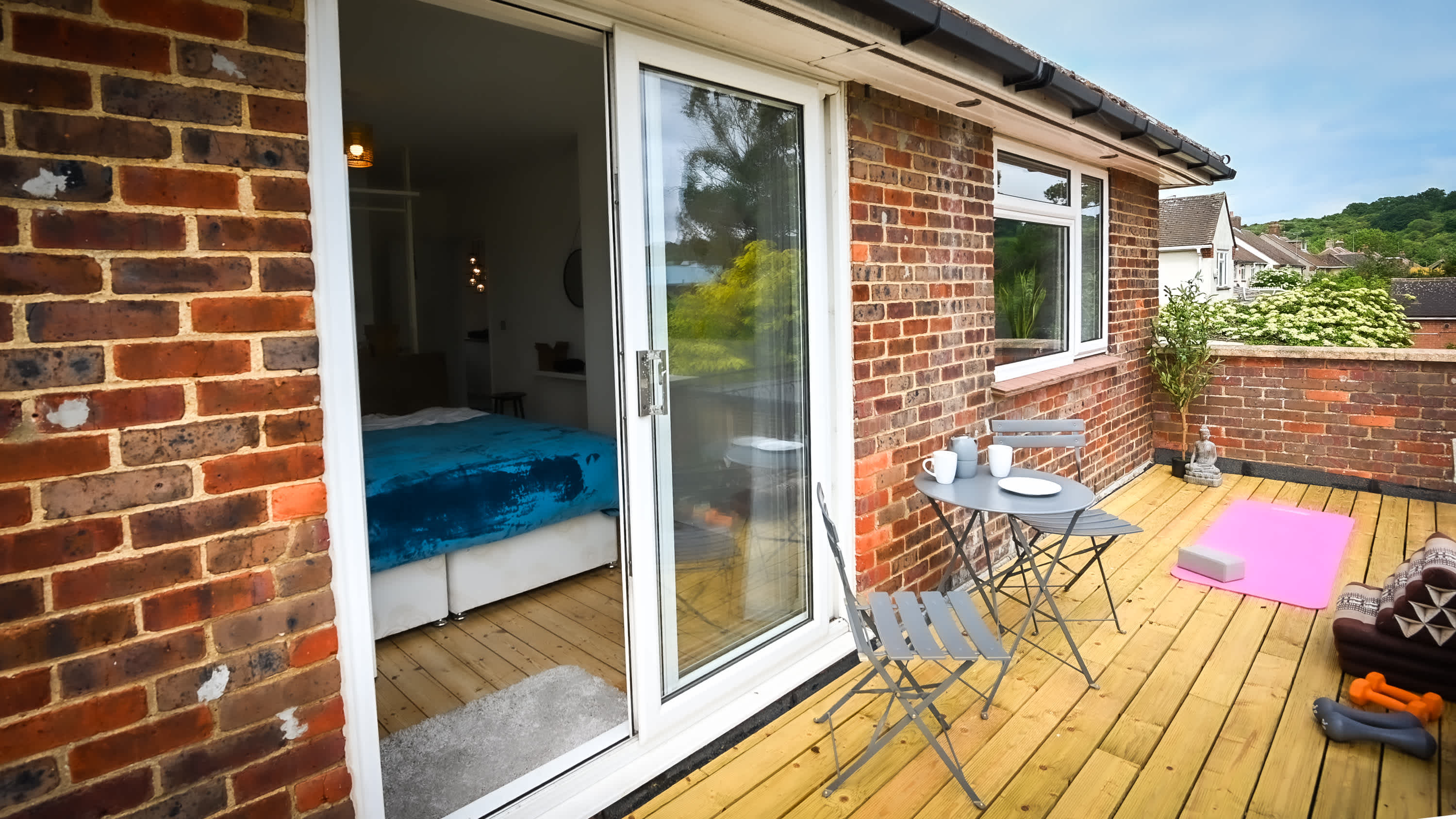 View Spacious 5 Bedroom House by Jesswood Properties with Private Pool Parking x 3 in Bushmead Road 2 LU2 7EU Spacious 5 Bedroom House by Jesswood Properties with Private Pool Parking x 3 in Bushmead Road 2 LU2 7EU - Property image 70 - VivreStays