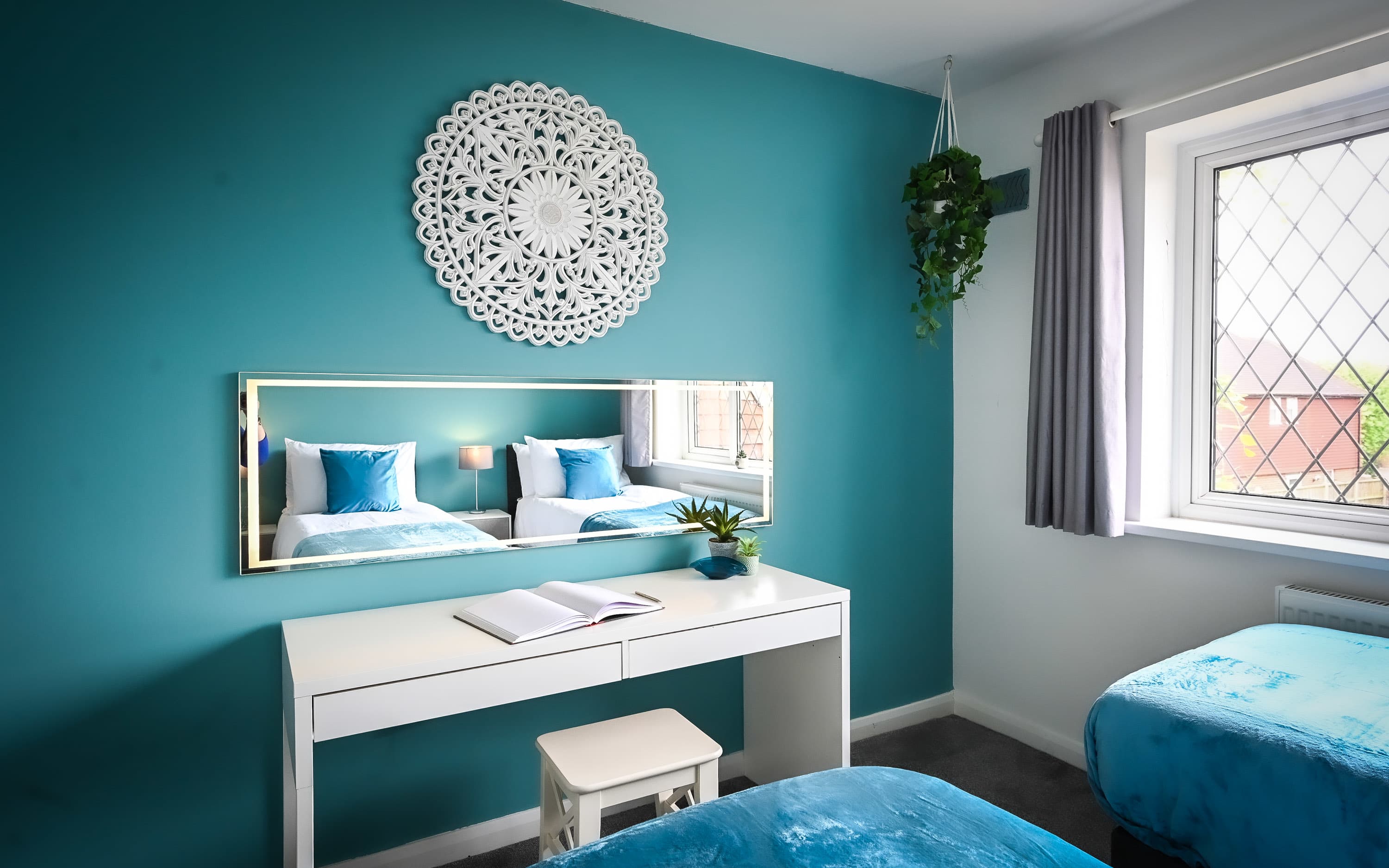 View Spacious 5 Bedroom House by Jesswood Properties with Private Pool Parking x 3 in Bushmead Road 2 LU2 7EU Spacious 5 Bedroom House by Jesswood Properties with Private Pool Parking x 3 in Bushmead Road 2 LU2 7EU - Property image 15 - VivreStays