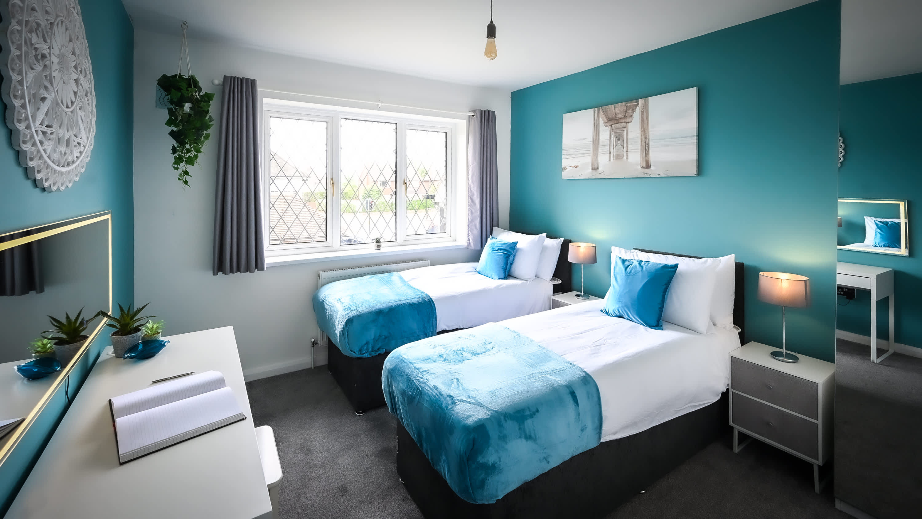 View Spacious 5 Bedroom House by Jesswood Properties with Private Pool Parking x 3 in Bushmead Road 2 LU2 7EU Spacious 5 Bedroom House by Jesswood Properties with Private Pool Parking x 3 in Bushmead Road 2 LU2 7EU - Property image 14 - VivreStays