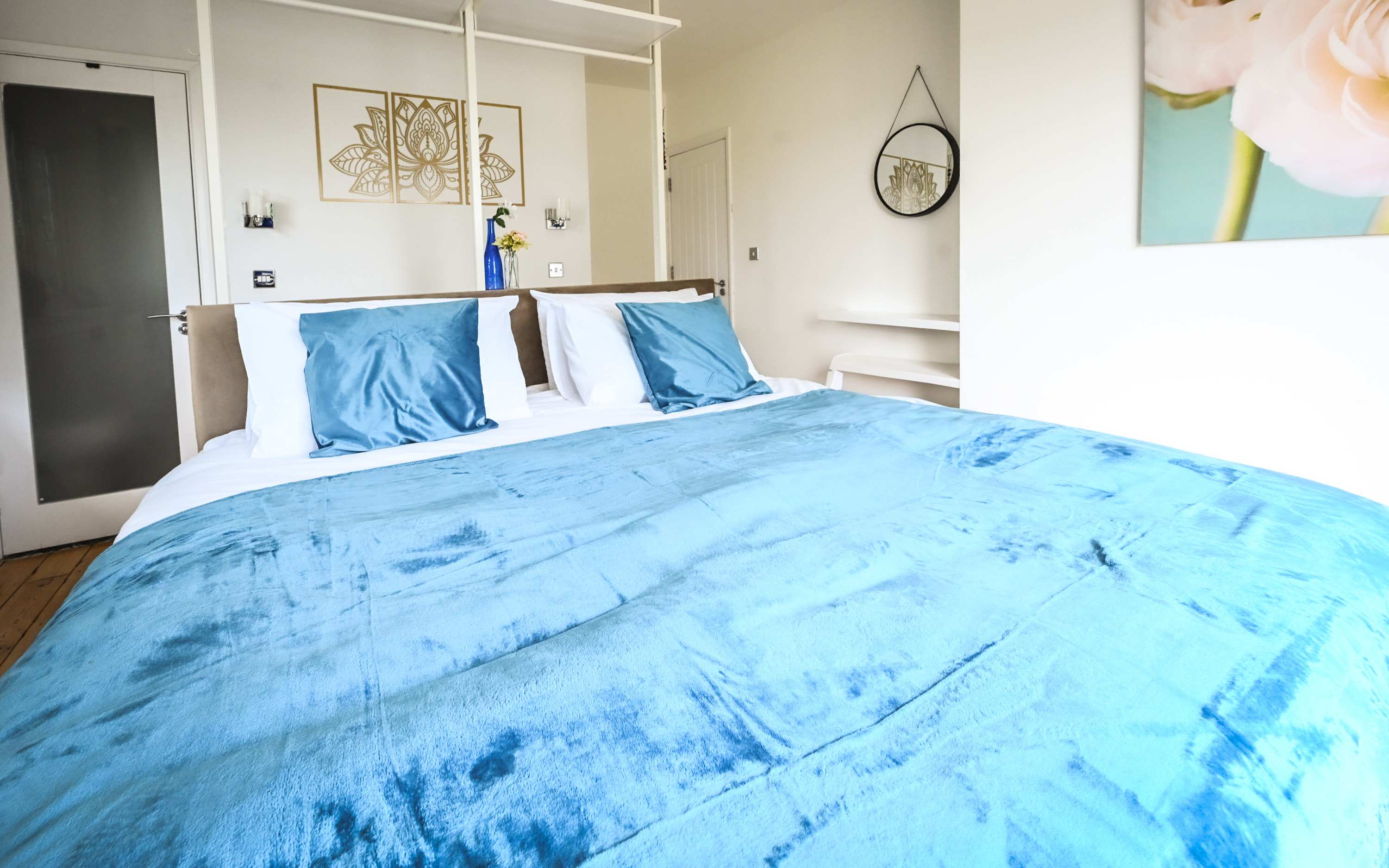 View Spacious 5 Bedroom House by Jesswood Properties with Private Pool Parking x 3 in Bushmead Road 2 LU2 7EU Spacious 5 Bedroom House by Jesswood Properties with Private Pool Parking x 3 in Bushmead Road 2 LU2 7EU - Property image 20 - VivreStays