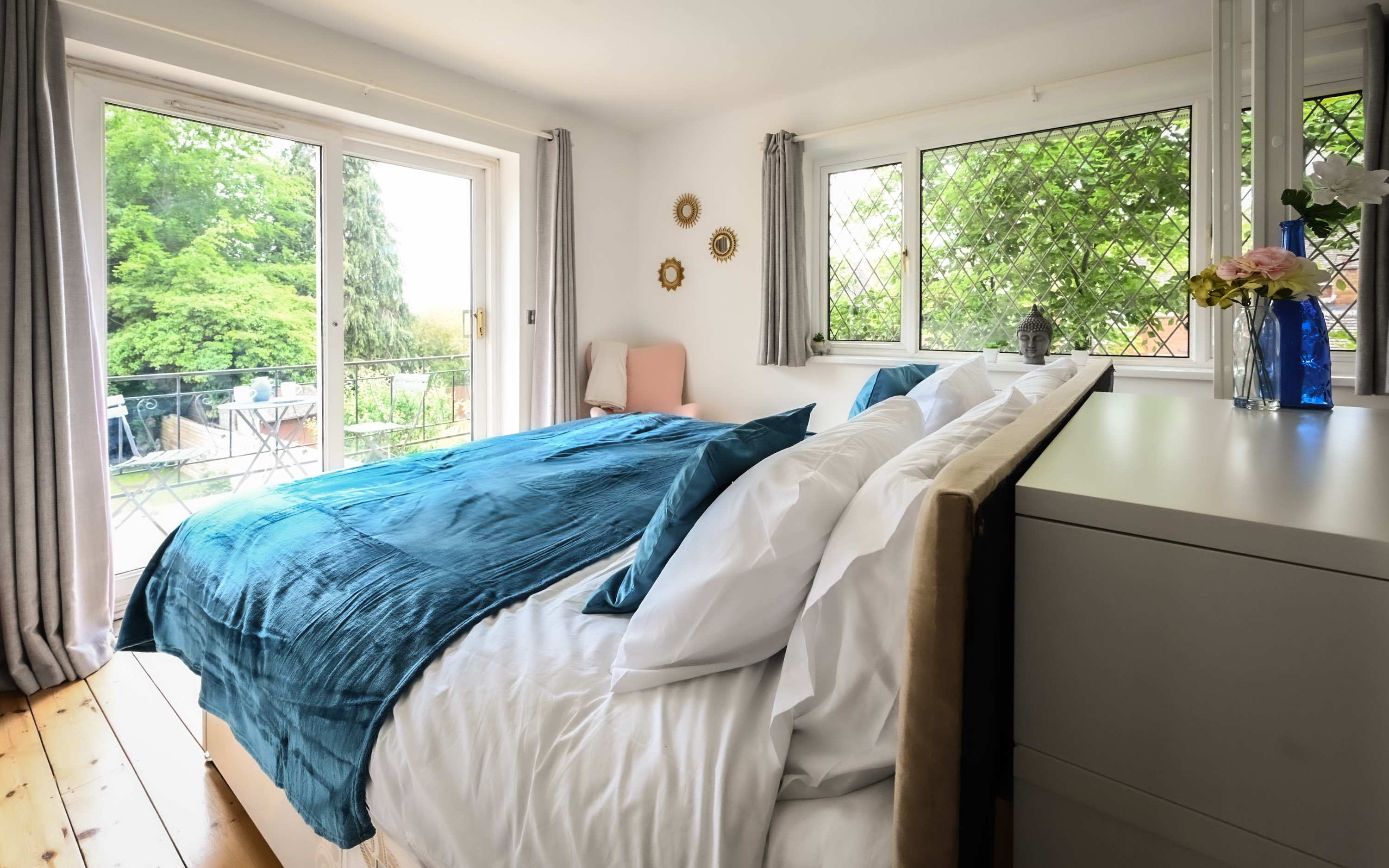 View Spacious 5 Bedroom House by Jesswood Properties with Private Pool Parking x 3 in Bushmead Road 2 LU2 7EU Spacious 5 Bedroom House by Jesswood Properties with Private Pool Parking x 3 in Bushmead Road 2 LU2 7EU - Property image 19 - VivreStays
