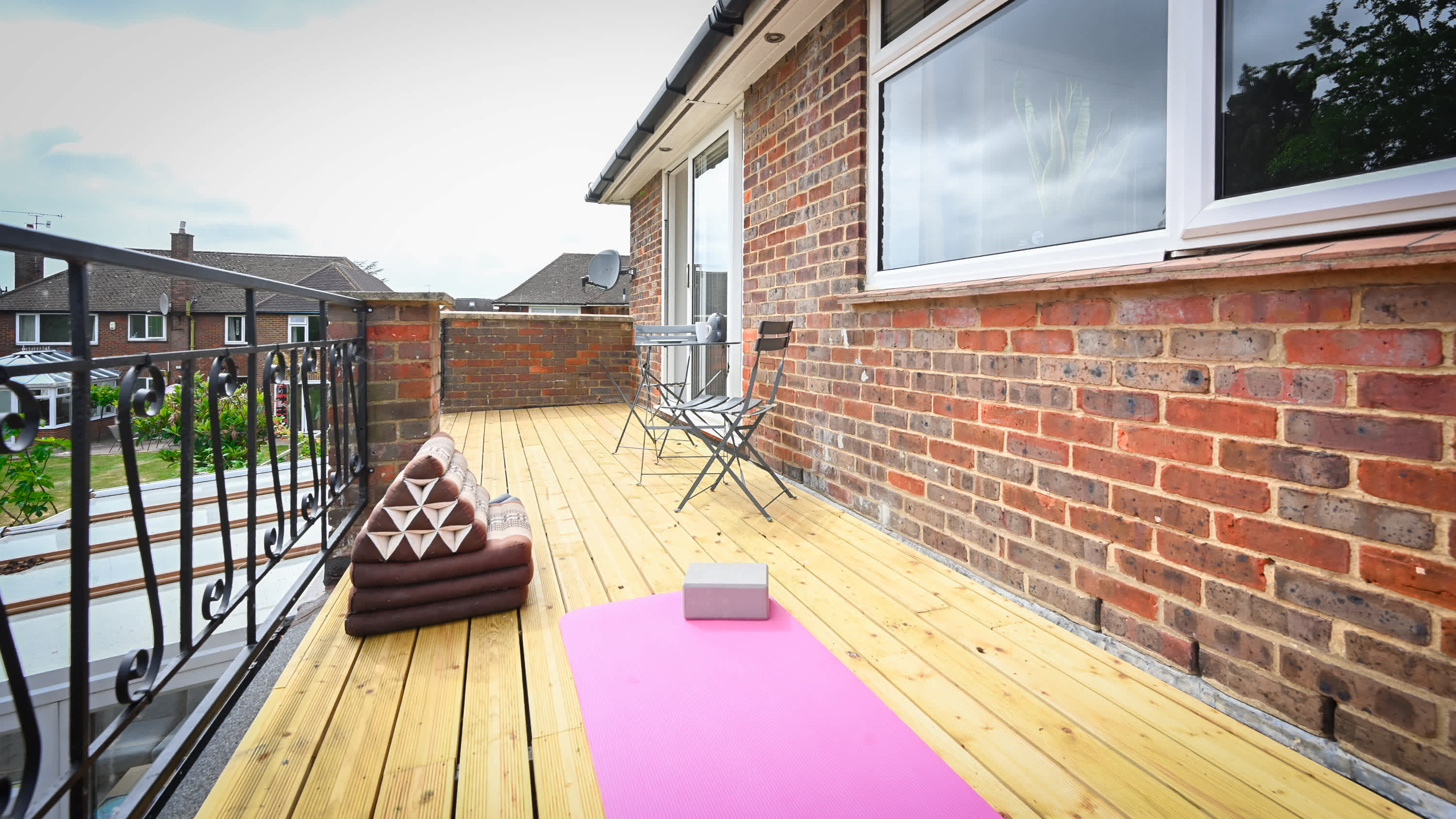 View Spacious 5 Bedroom House by Jesswood Properties with Private Pool Parking x 3 in Bushmead Road 2 LU2 7EU Spacious 5 Bedroom House by Jesswood Properties with Private Pool Parking x 3 in Bushmead Road 2 LU2 7EU - Property image 22 - VivreStays