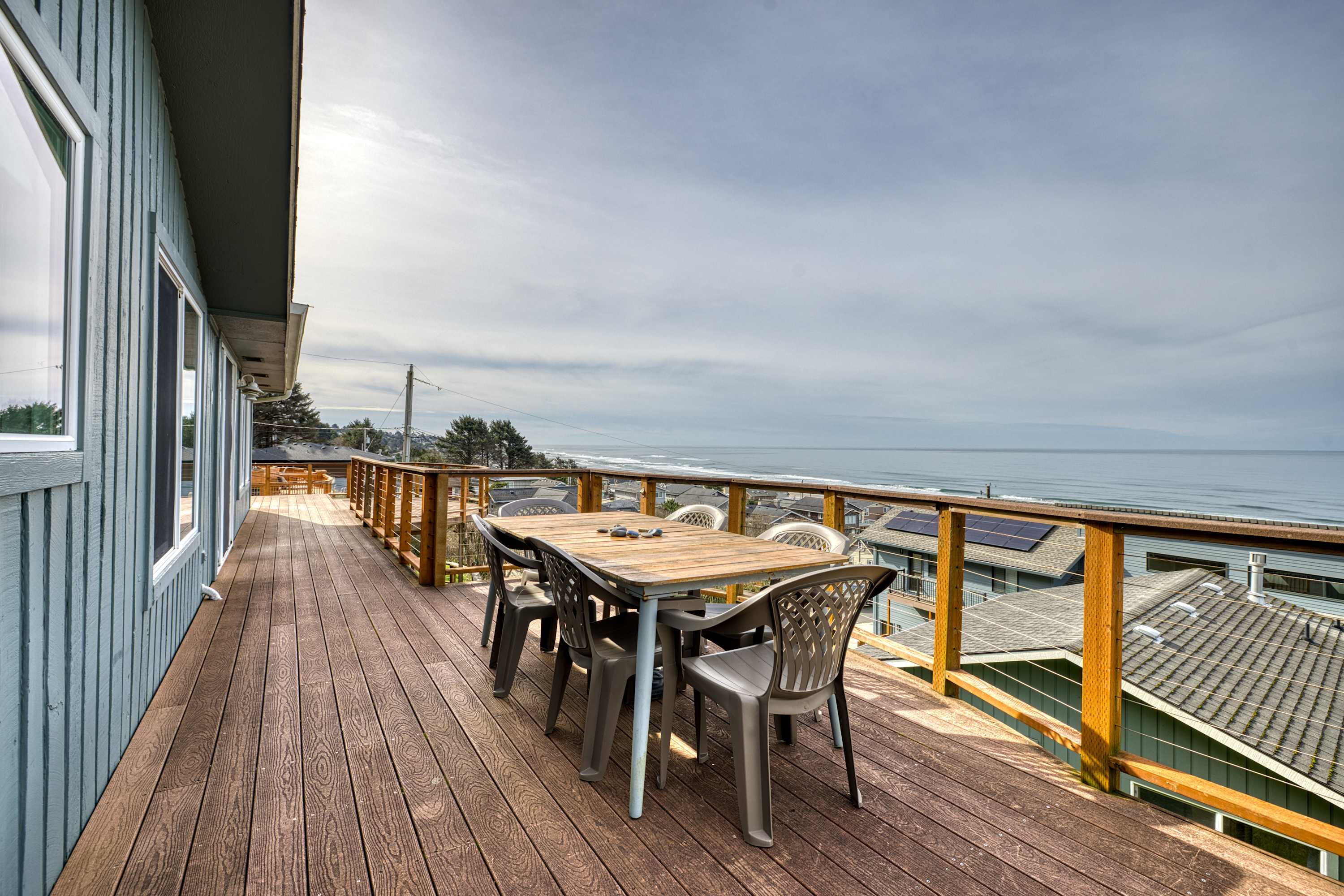 Gorgeous Retreat with Separate Cottage Private Hot Tub and Close Beach Access