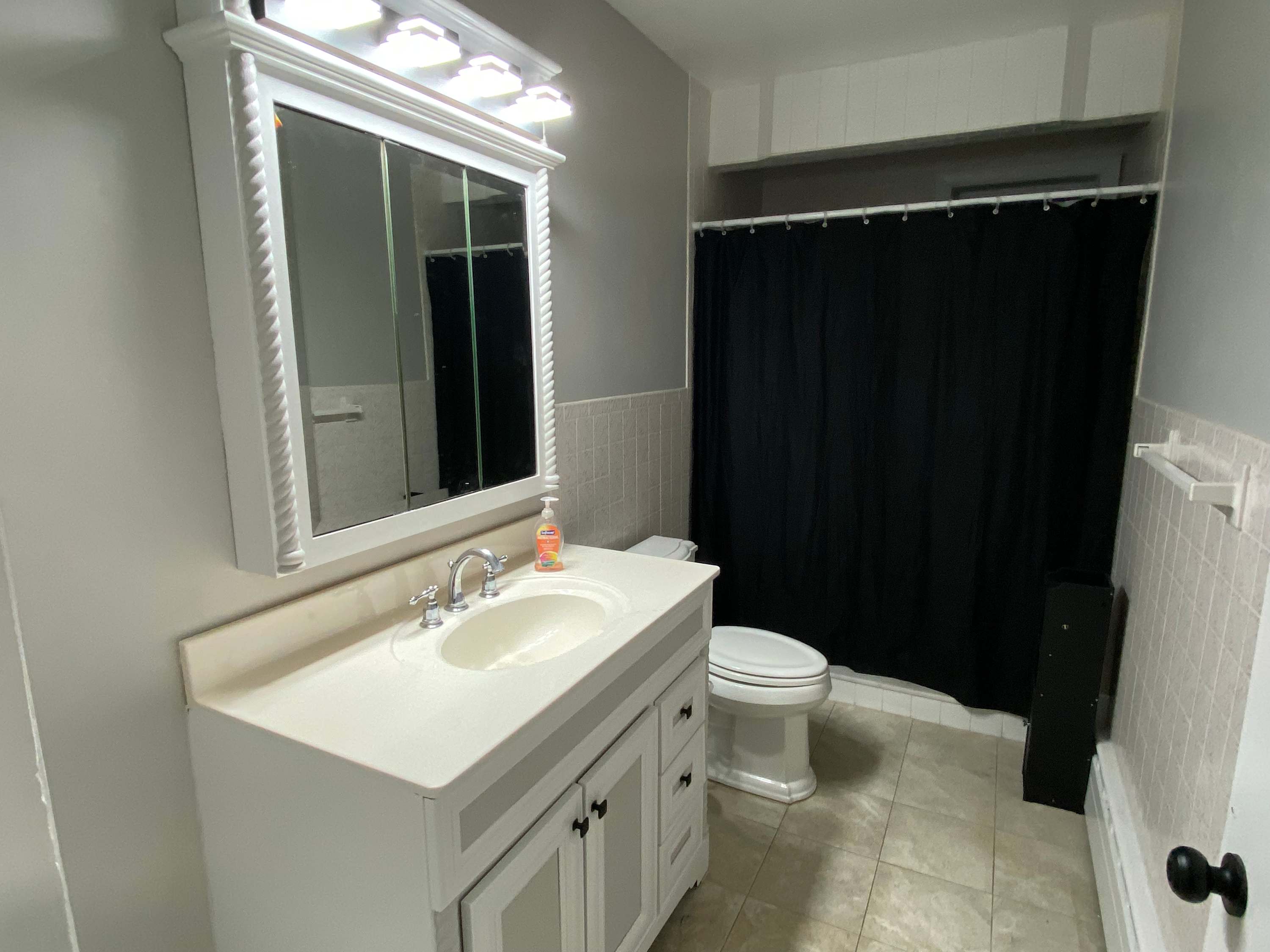 Full Bathroom — photo 6
