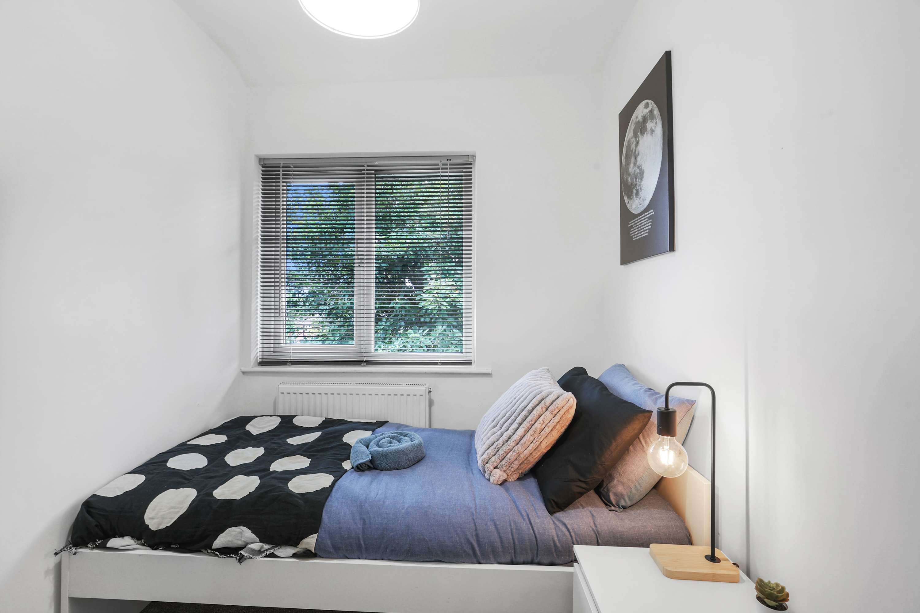 View Contractor Stay - WI-Fi - Pet Friendly - Parking in Surrey Crescent DH8 8HT Contractor Stay - WI-Fi - Pet Friendly - Parking in Surrey Crescent DH8 8HT - Property image 13 - VivreStays
