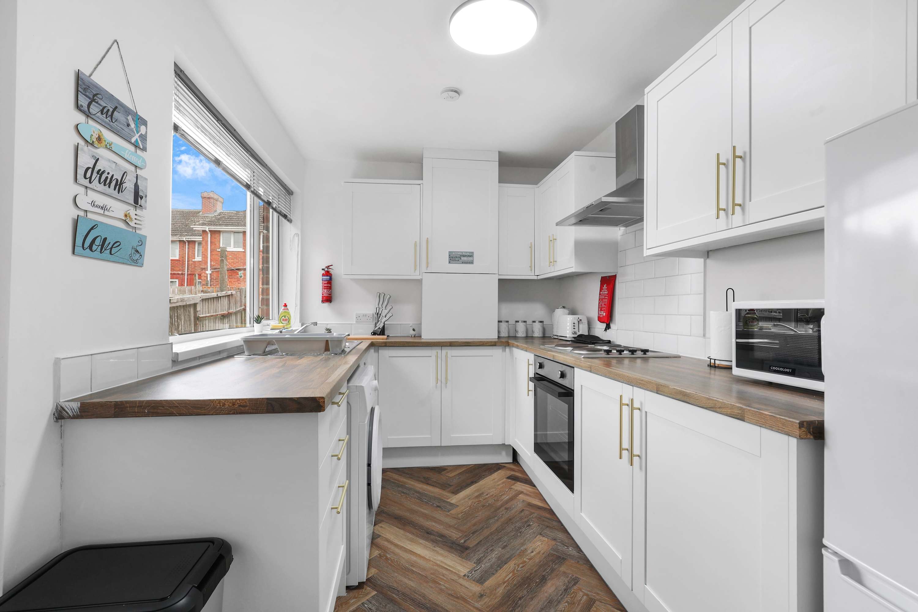 View Contractor Stay - WI-Fi - Pet Friendly - Parking in Surrey Crescent DH8 8HT Contractor Stay - WI-Fi - Pet Friendly - Parking in Surrey Crescent DH8 8HT - Property image 9 - VivreStays