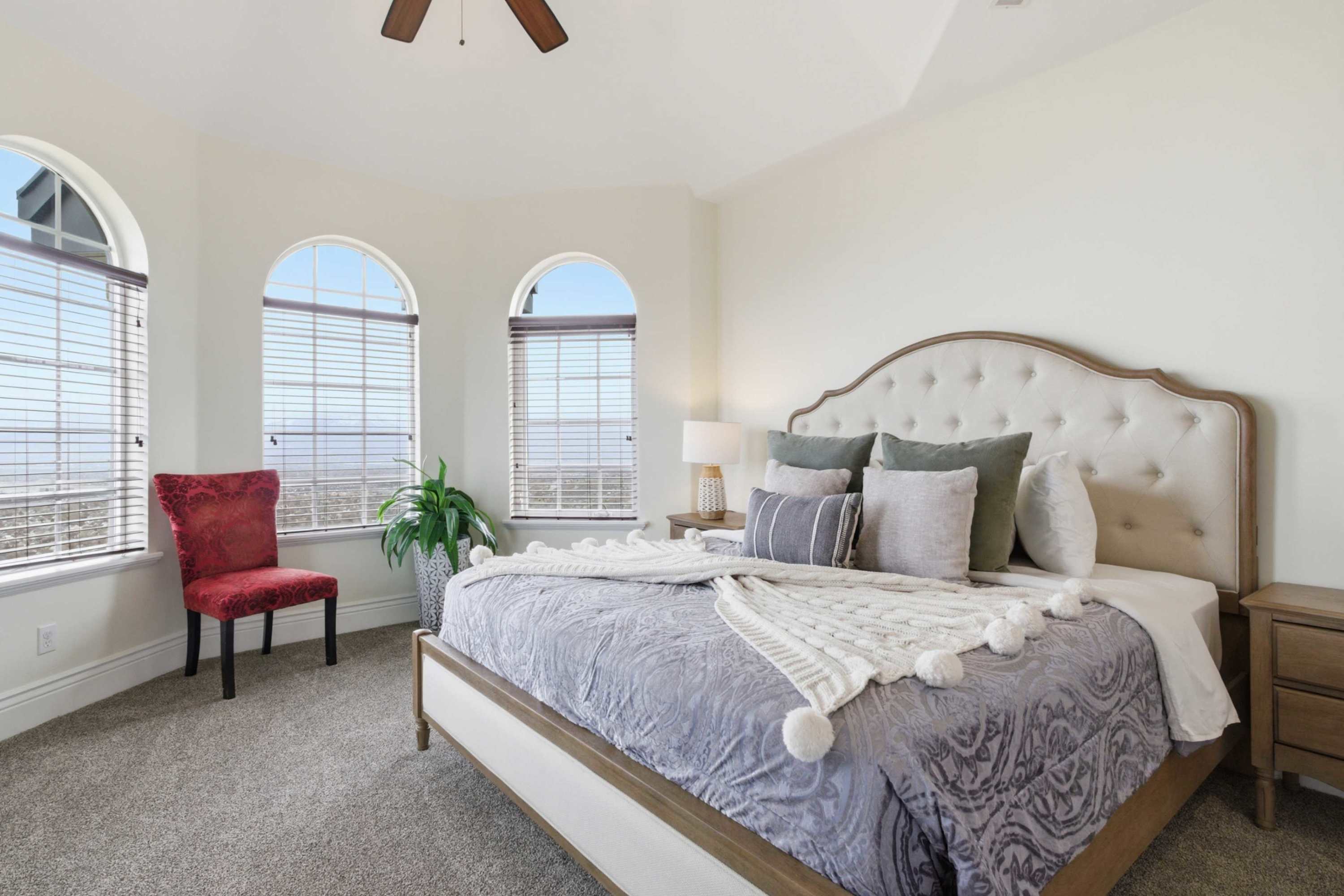 Comfortable queen bedroom