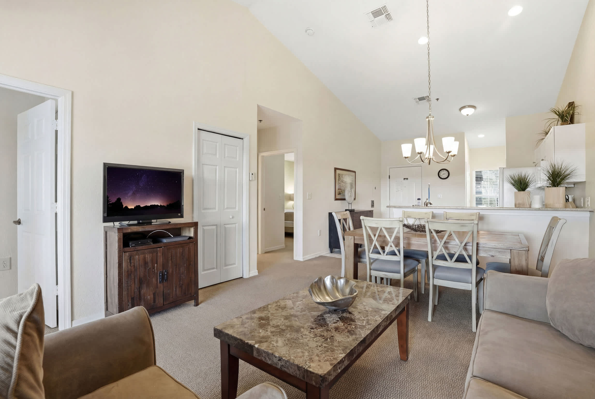 1724 Lake View Tall Ceilings W Rare Floor Plan