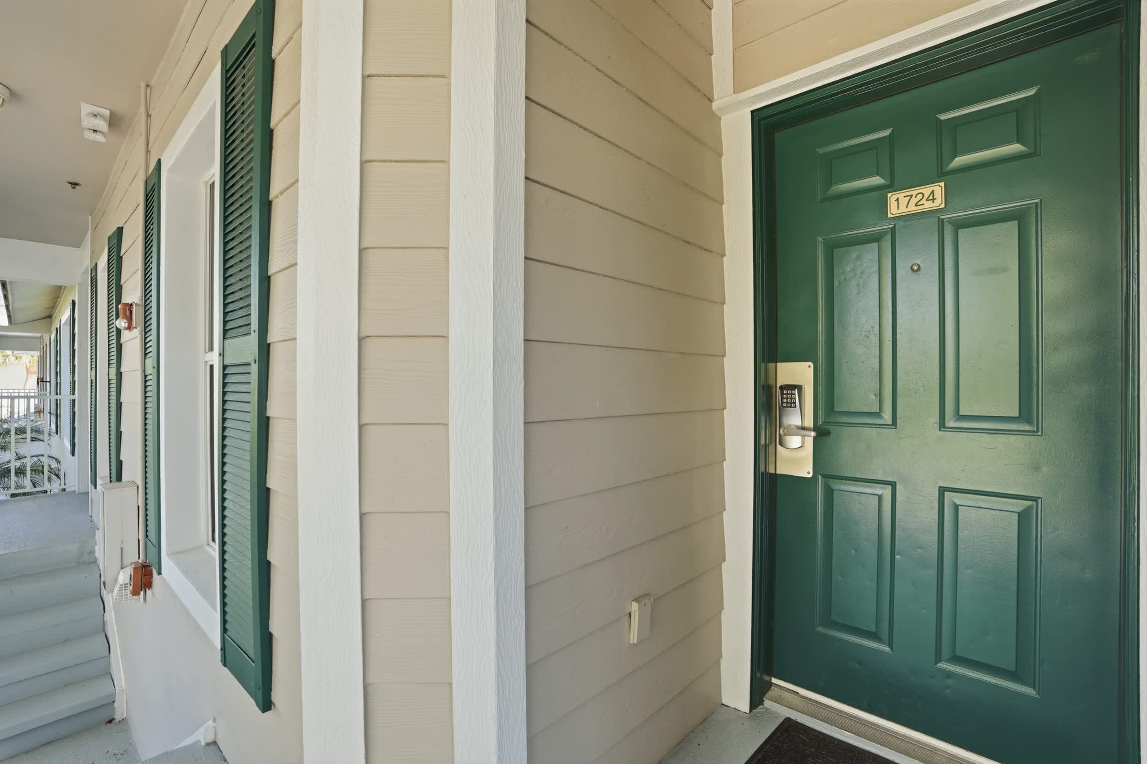 1724 Lake View Tall Ceilings W Rare Floor Plan | Photo 9