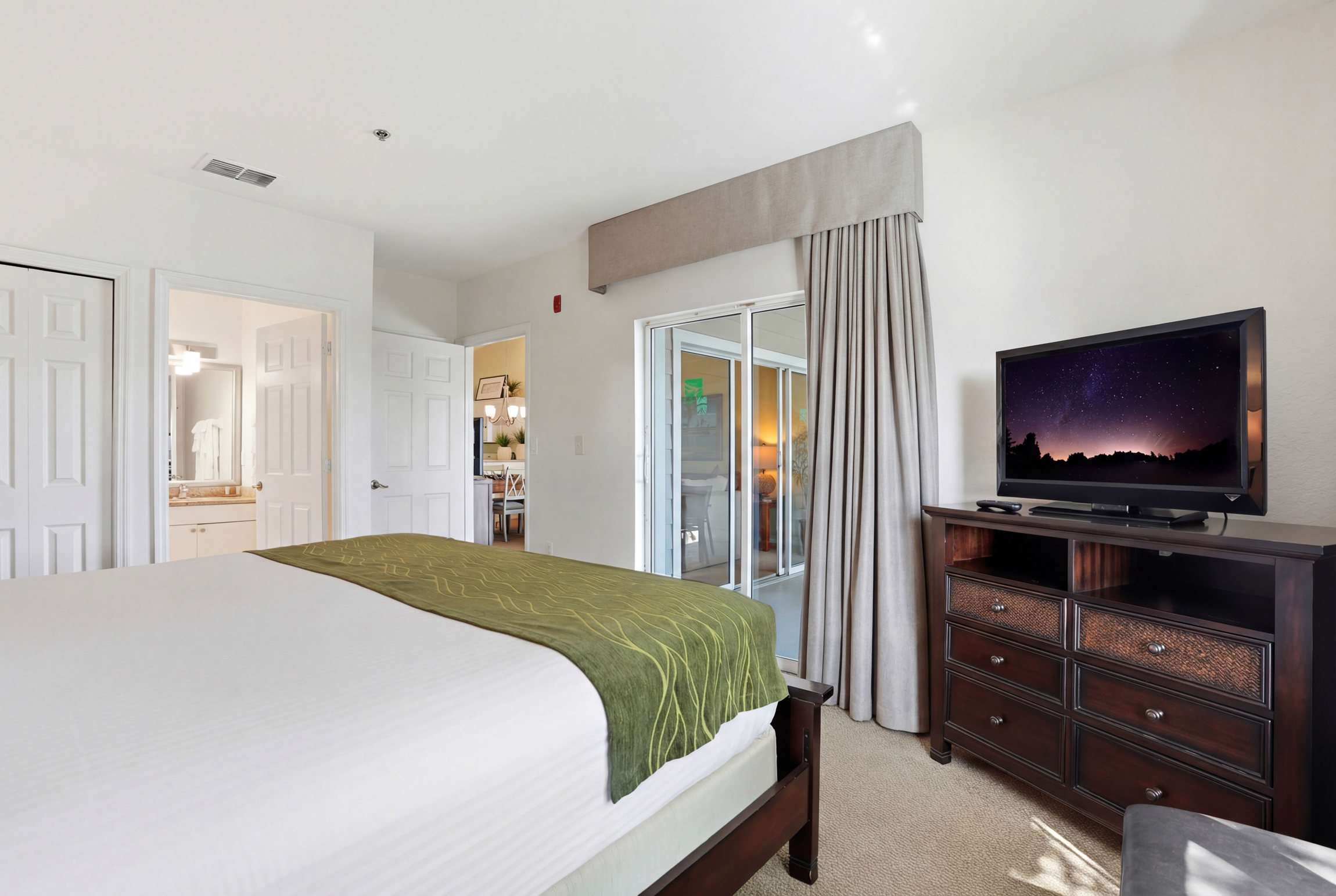 1724 Lake View Tall Ceilings W Rare Floor Plan | Photo 20