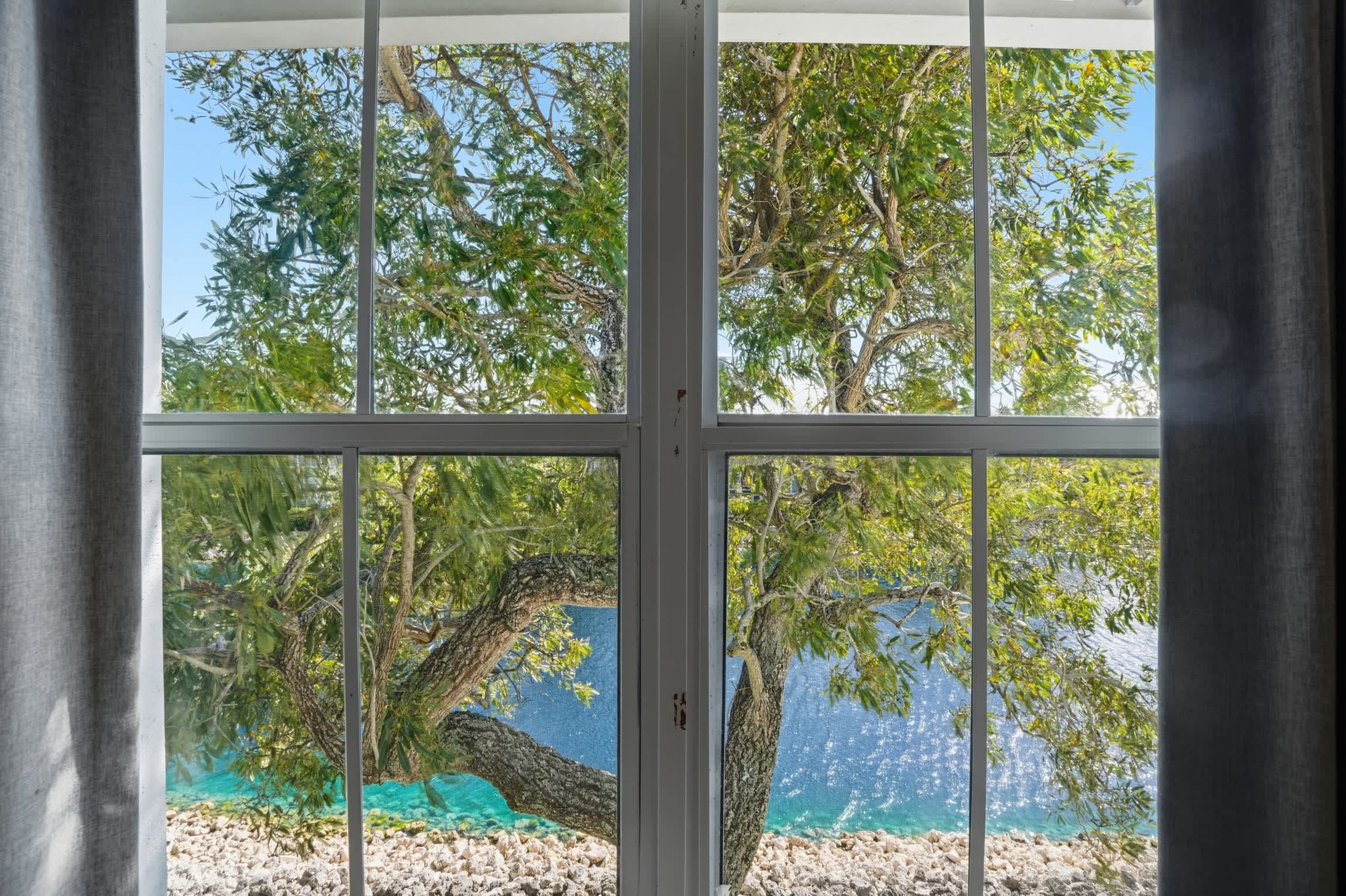 1724 Lake View Tall Ceilings W Rare Floor Plan | Photo 19