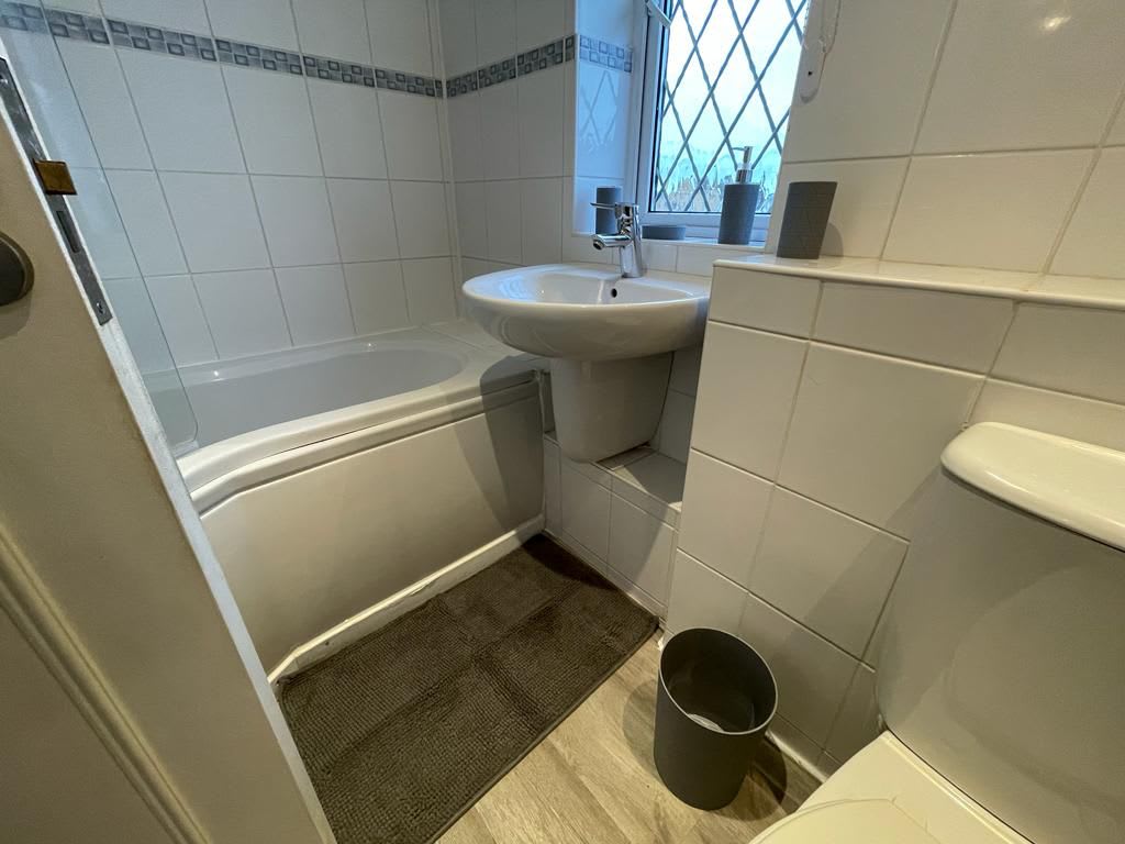 Spacious 4-Bed Contractor House with Parking and Fast WiFi in Luton by Jesswood Properties in Corbridge Drive 9 LU2 9UL - Property image 21 - VivreStays