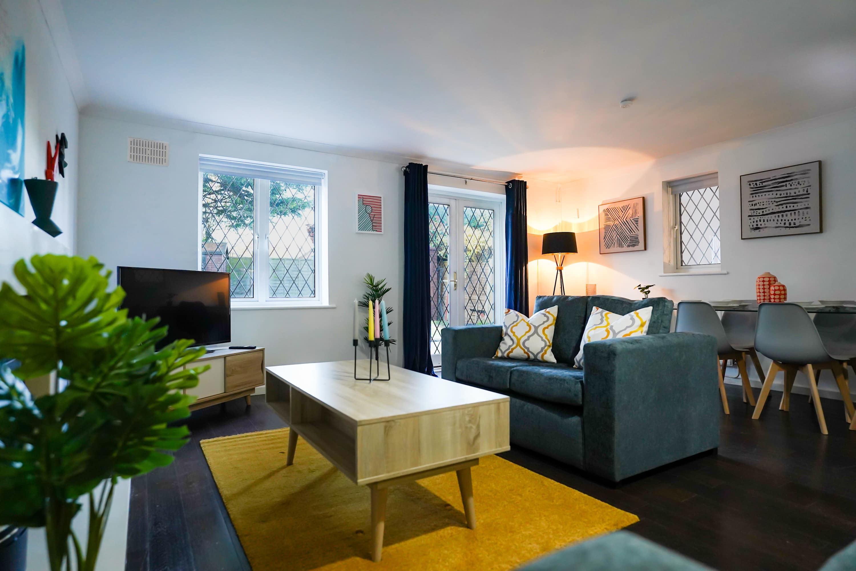 Spacious 4-Bed Contractor House with Parking and Fast WiFi in Luton by Jesswood Properties serviced apartment - UK - VivreStays