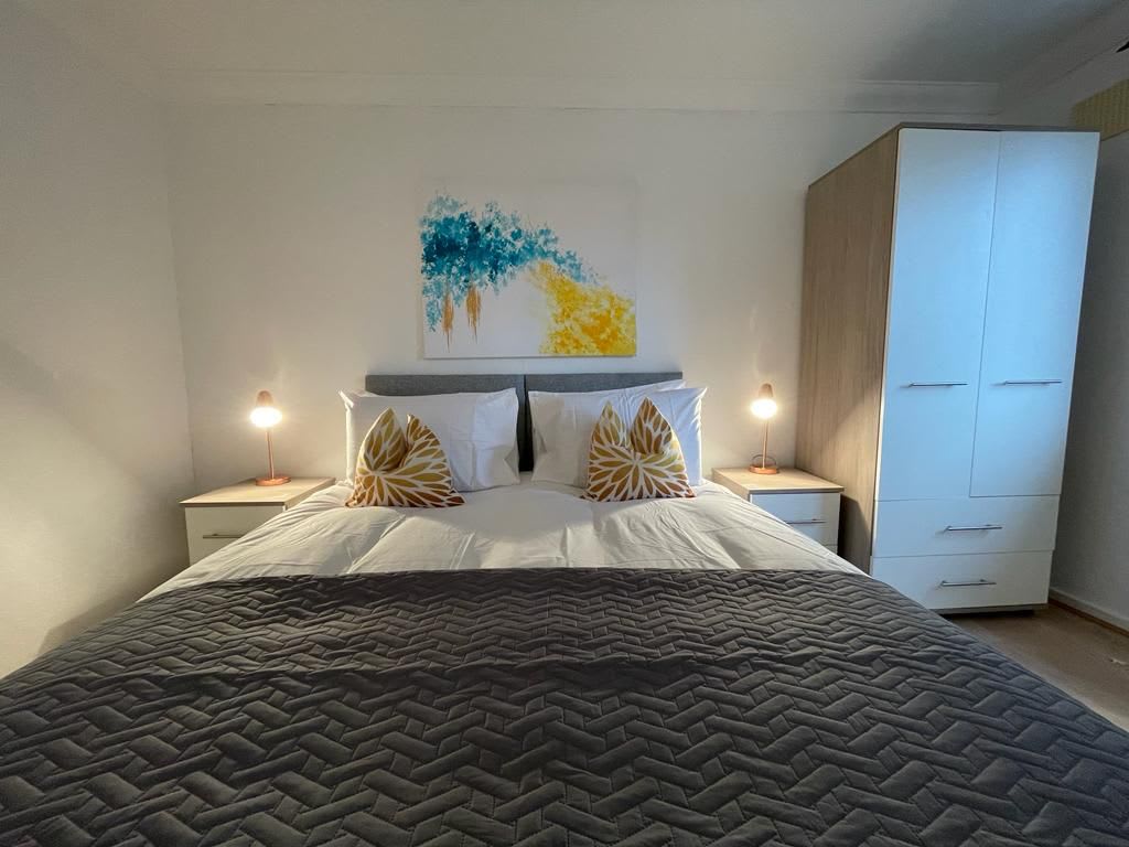 Spacious 4-Bed Contractor House with Parking and Fast WiFi in Luton by Jesswood Properties in Corbridge Drive 9 LU2 9UL - Property image 17 - VivreStays
