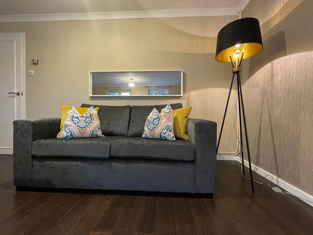 Spacious 4-Bed Contractor House with Parking and Fast WiFi in Luton by Jesswood Properties in Corbridge Drive 9 LU2 9UL - Property image 18 - VivreStays