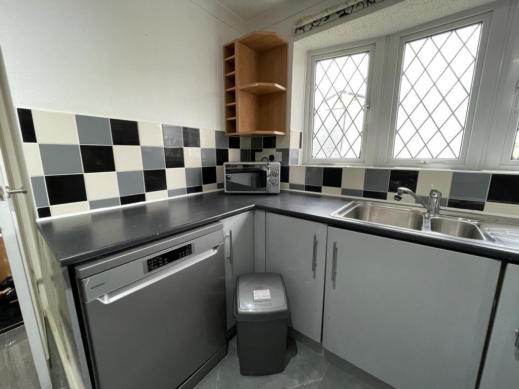Spacious 4-Bed Contractor House with Parking and Fast WiFi in Luton by Jesswood Properties in Corbridge Drive 9 LU2 9UL - Property image 16 - VivreStays