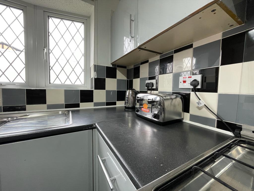 Spacious 4-Bed Contractor House with Parking and Fast WiFi in Luton by Jesswood Properties in Corbridge Drive 9 LU2 9UL - Property image 20 - VivreStays