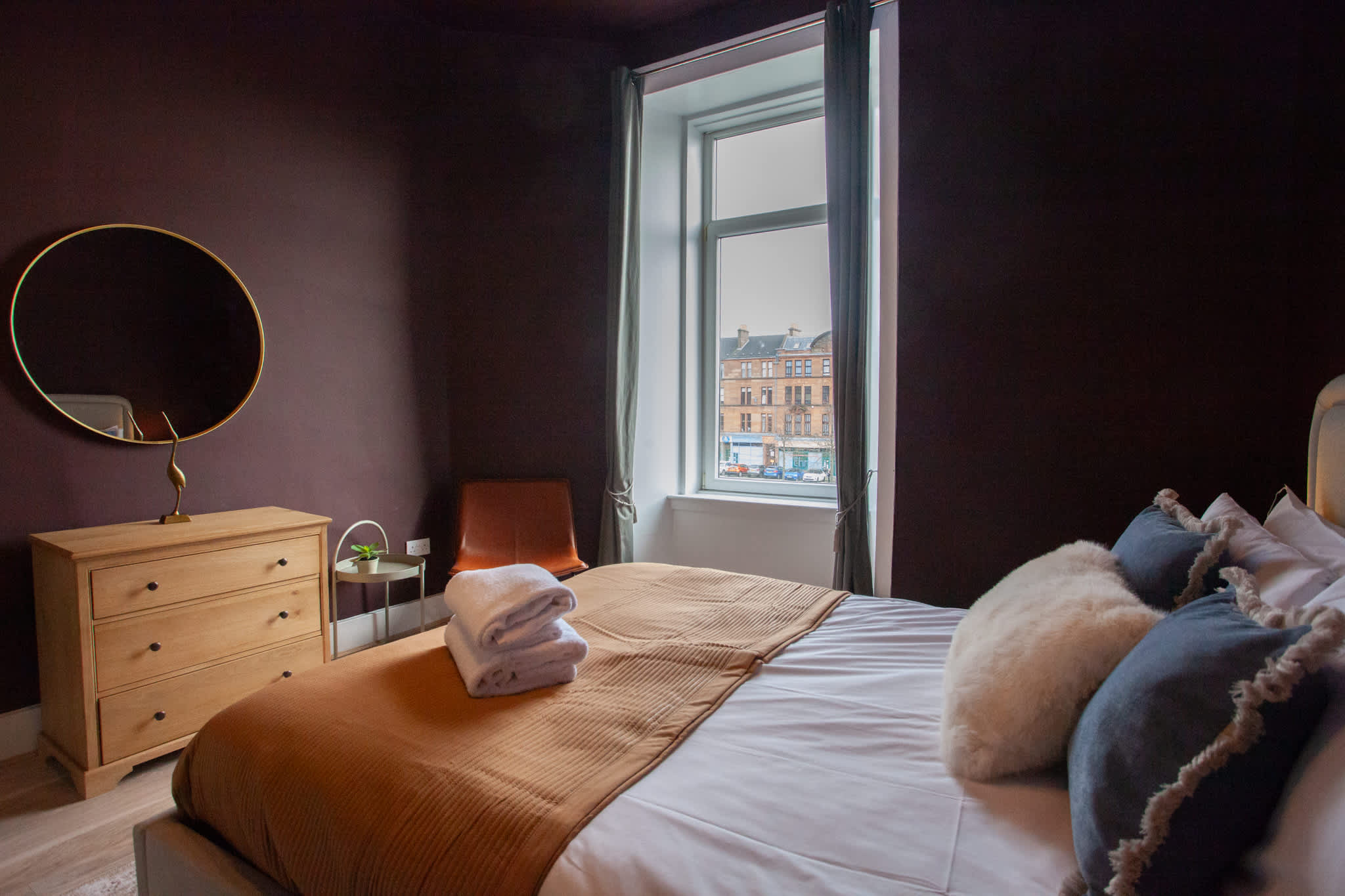 View Stylish Newly Renovated Flat Overlooking Mansfield Park – West End in Hyndland Street 23 G11 5QE Stylish Newly Renovated Flat Overlooking Mansfield Park – West End in Hyndland Street 23 G11 5QE - Property image 4 - VivreStays