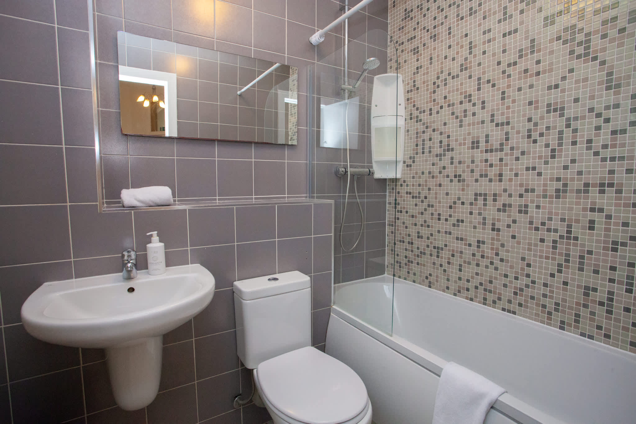View Stylish Newly Renovated Flat Overlooking Mansfield Park – West End in Hyndland Street 23 G11 5QE Stylish Newly Renovated Flat Overlooking Mansfield Park – West End in Hyndland Street 23 G11 5QE - Property image 19 - VivreStays