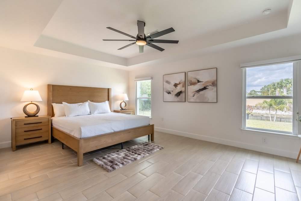 Waterfront 4BR retreat w/ backyard