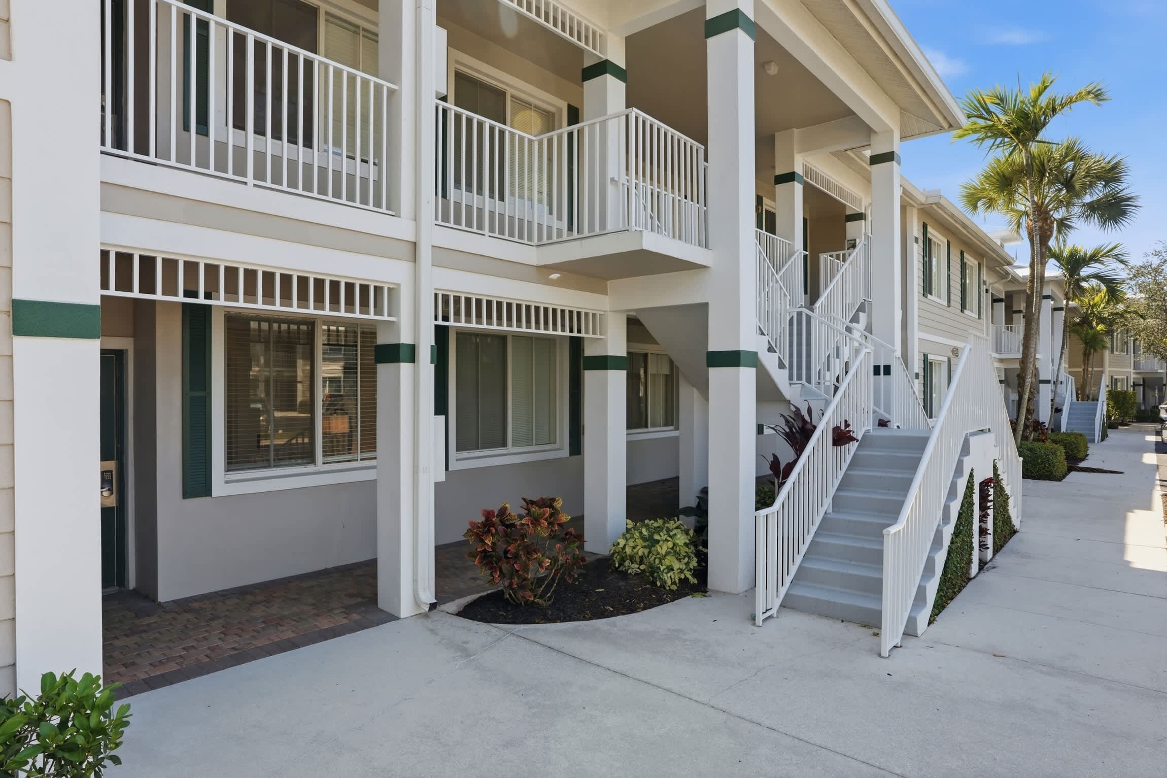 711 Golf and Lake View 3 Bed Renovated | Photo 9