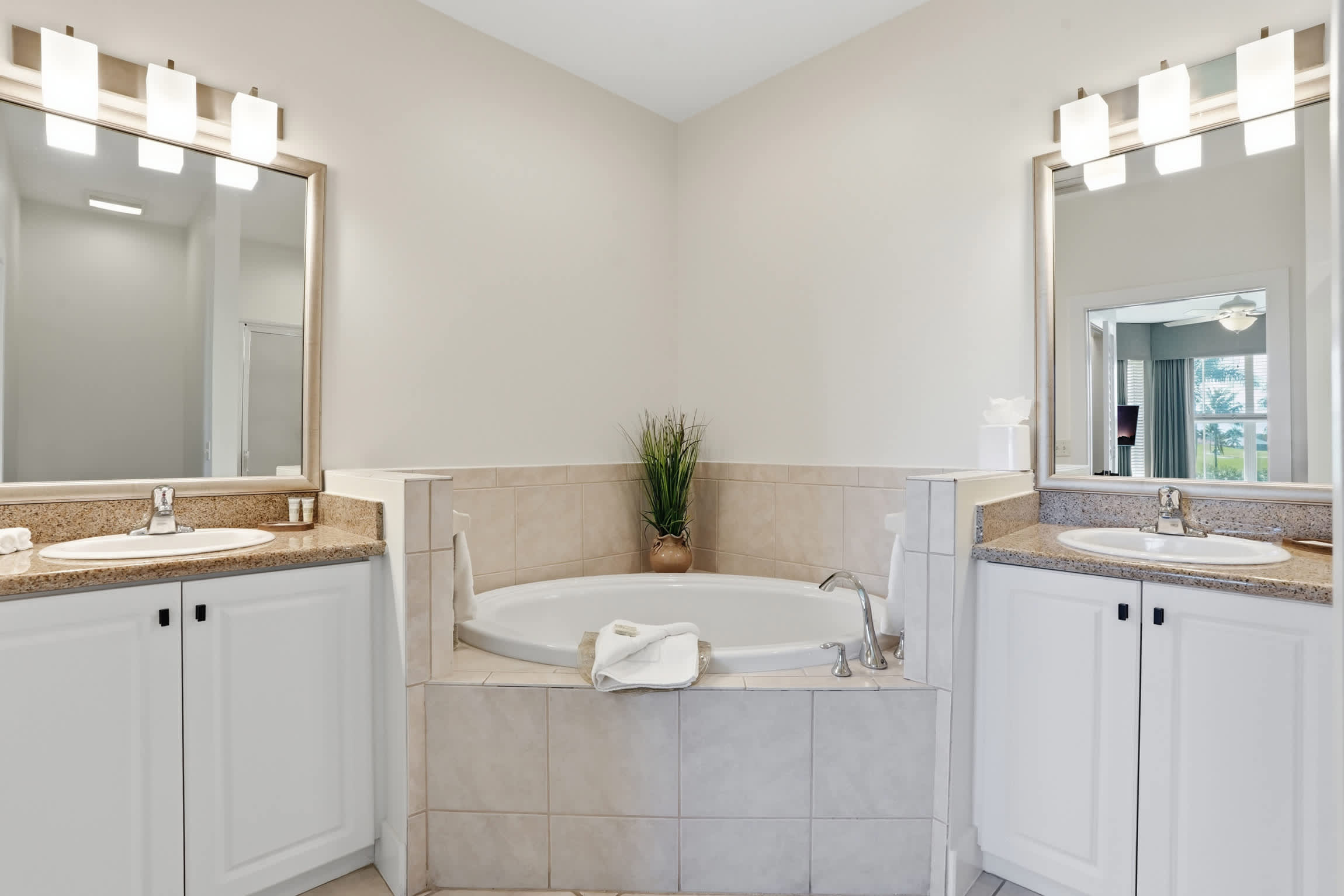 525 Golf and Lake Views Updated 1st Floor Villa | Photo 25