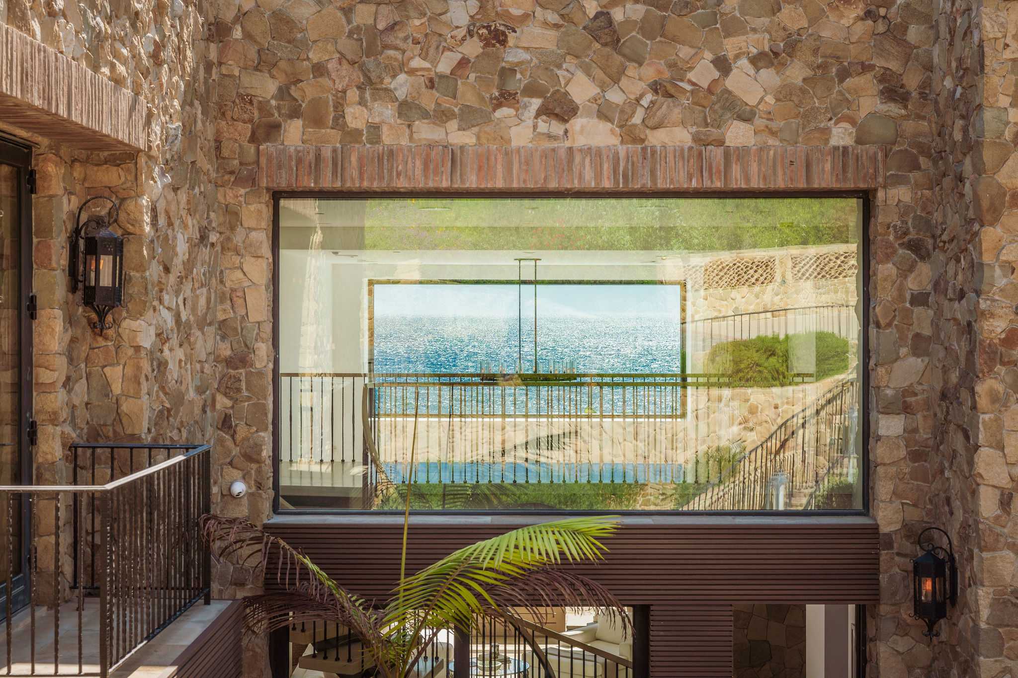 Relaxation meets scenery in this Malibu oceanfront escape.