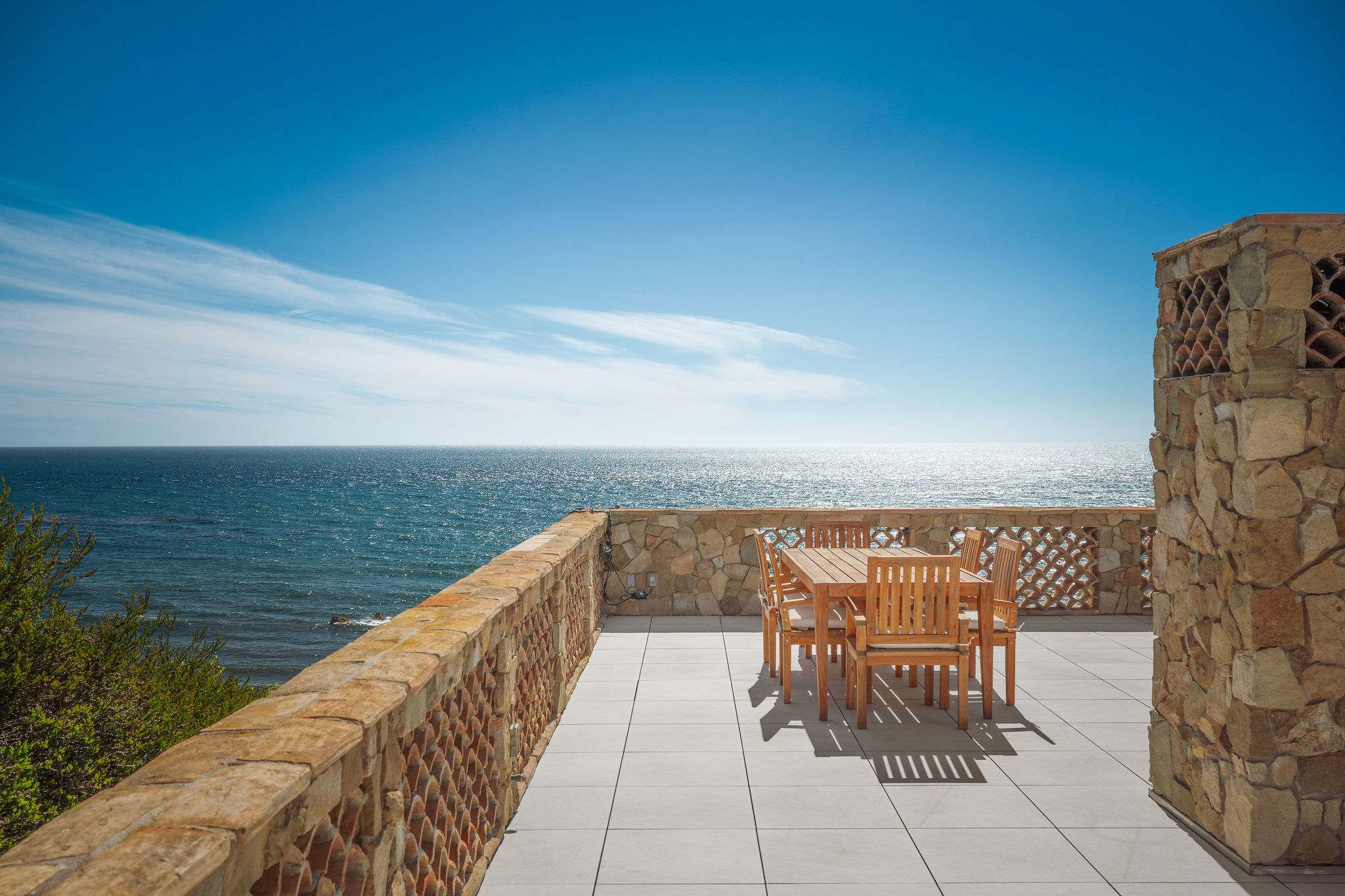 Outdoor dining with unobstructed Pacific Ocean views.