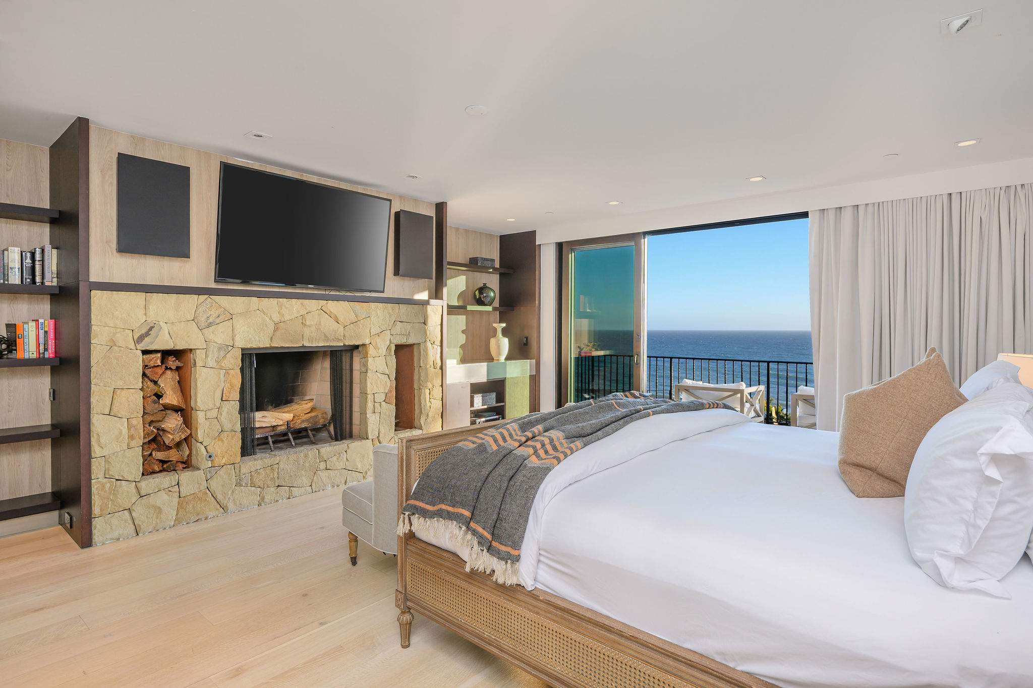 Luxury amenities meet Malibu’s stunning coastline.
