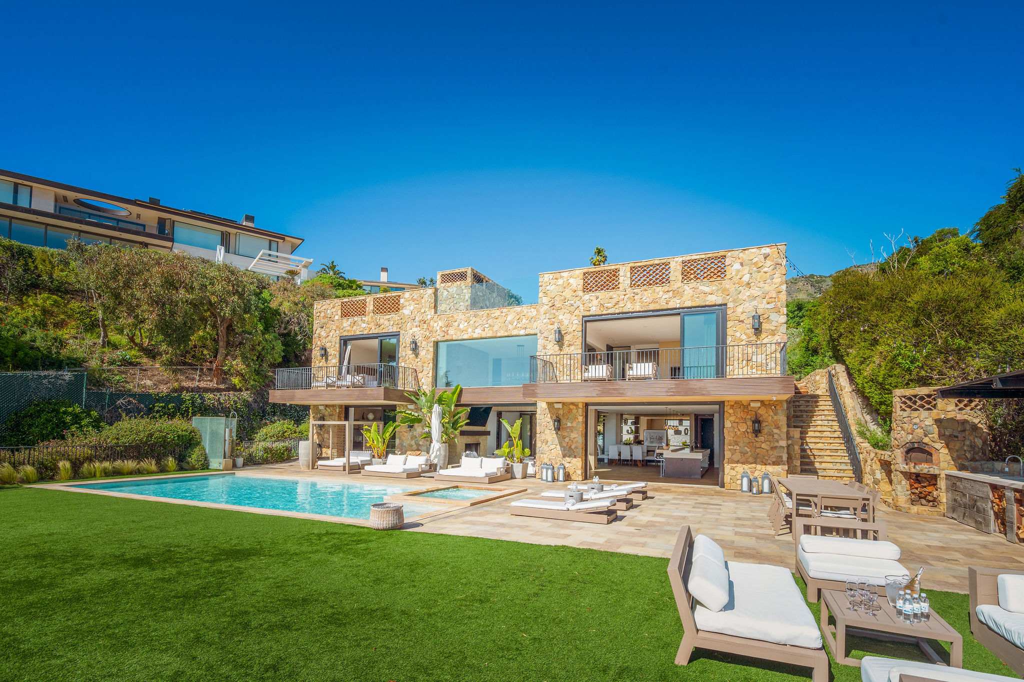 Experience Malibu’s beauty from this oceanfront lawn.