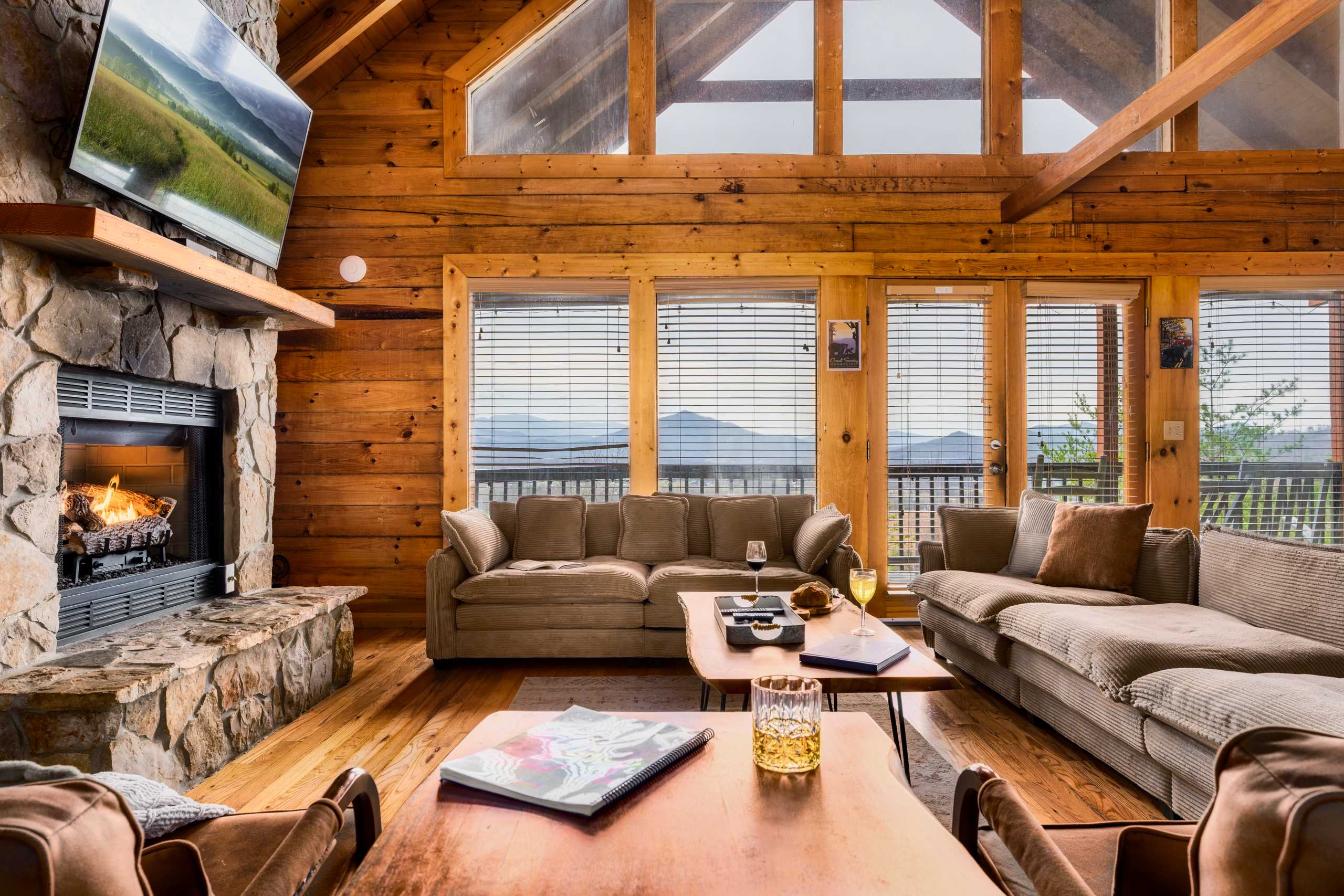 Cabin with Mountain Views, Hot Tub & Gamerooms!