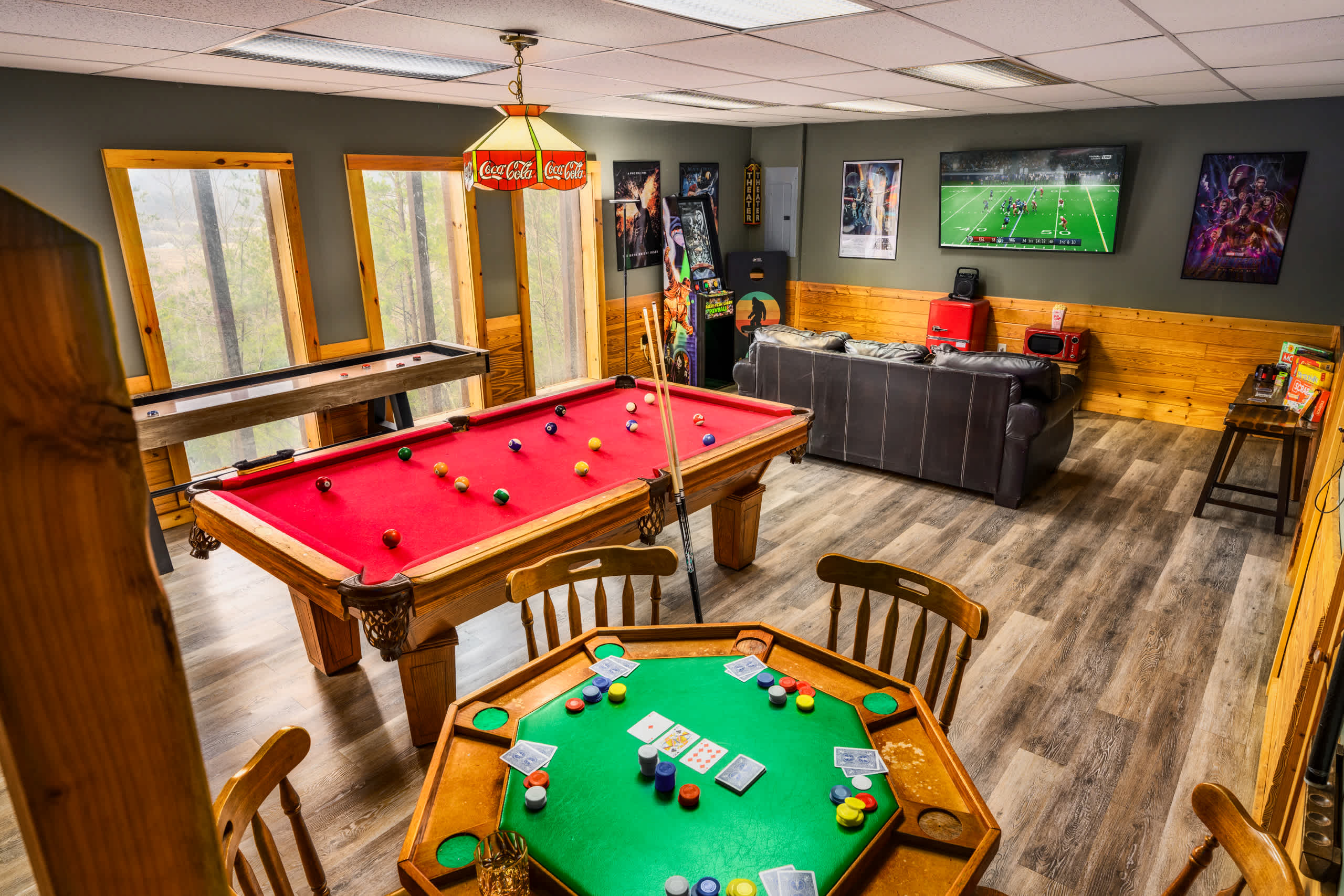 Cabin with Mountain Views, Hot Tub & Gamerooms!