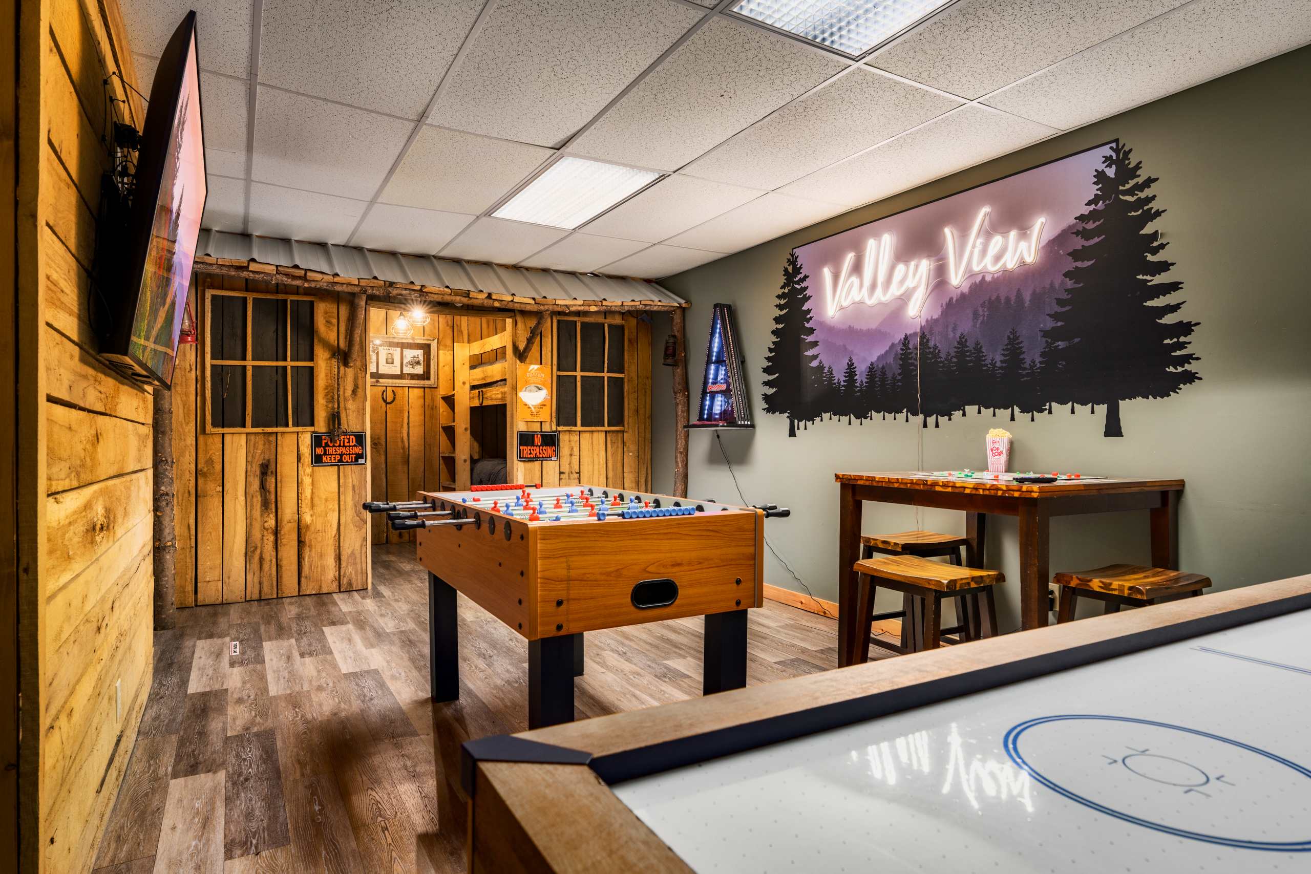 Cabin with Mountain Views, Hot Tub & Gamerooms!