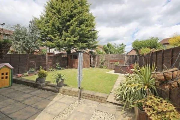 Spacious 4-Bed Contractor House with Parking and Fast WiFi in Luton by Jesswood Properties in Corbridge Drive 9 LU2 9UL - Property image 27 - VivreStays