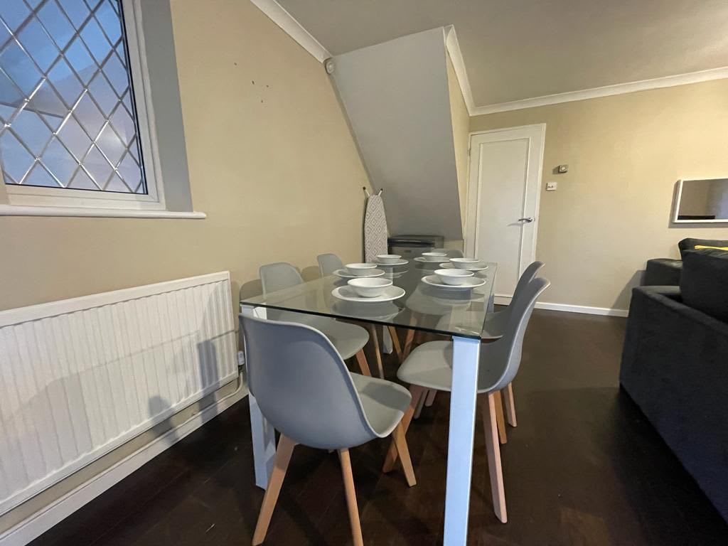 Spacious 4-Bed Contractor House with Parking and Fast WiFi in Luton by Jesswood Properties in Corbridge Drive 9 LU2 9UL - Property image 13 - VivreStays
