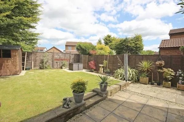 Spacious 4-Bed Contractor House with Parking and Fast WiFi in Luton by Jesswood Properties in Corbridge Drive 9 LU2 9UL - Property image 32 - VivreStays