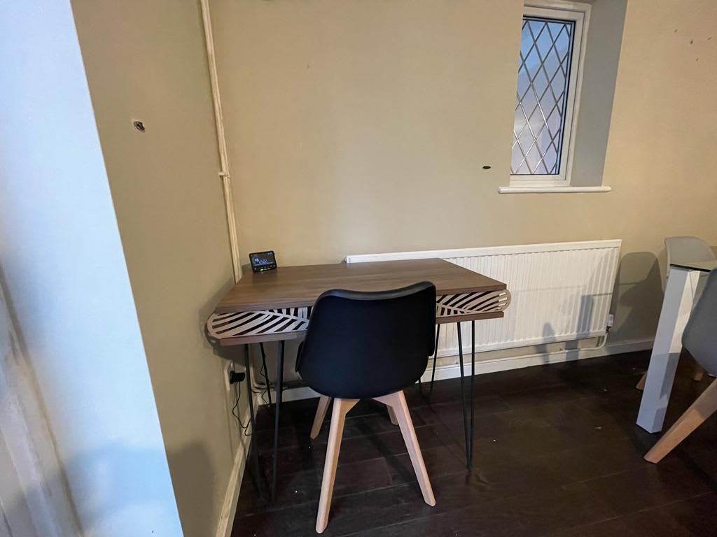Spacious 4-Bed Contractor House with Parking and Fast WiFi in Luton by Jesswood Properties in Corbridge Drive 9 LU2 9UL - Property image 33 - VivreStays