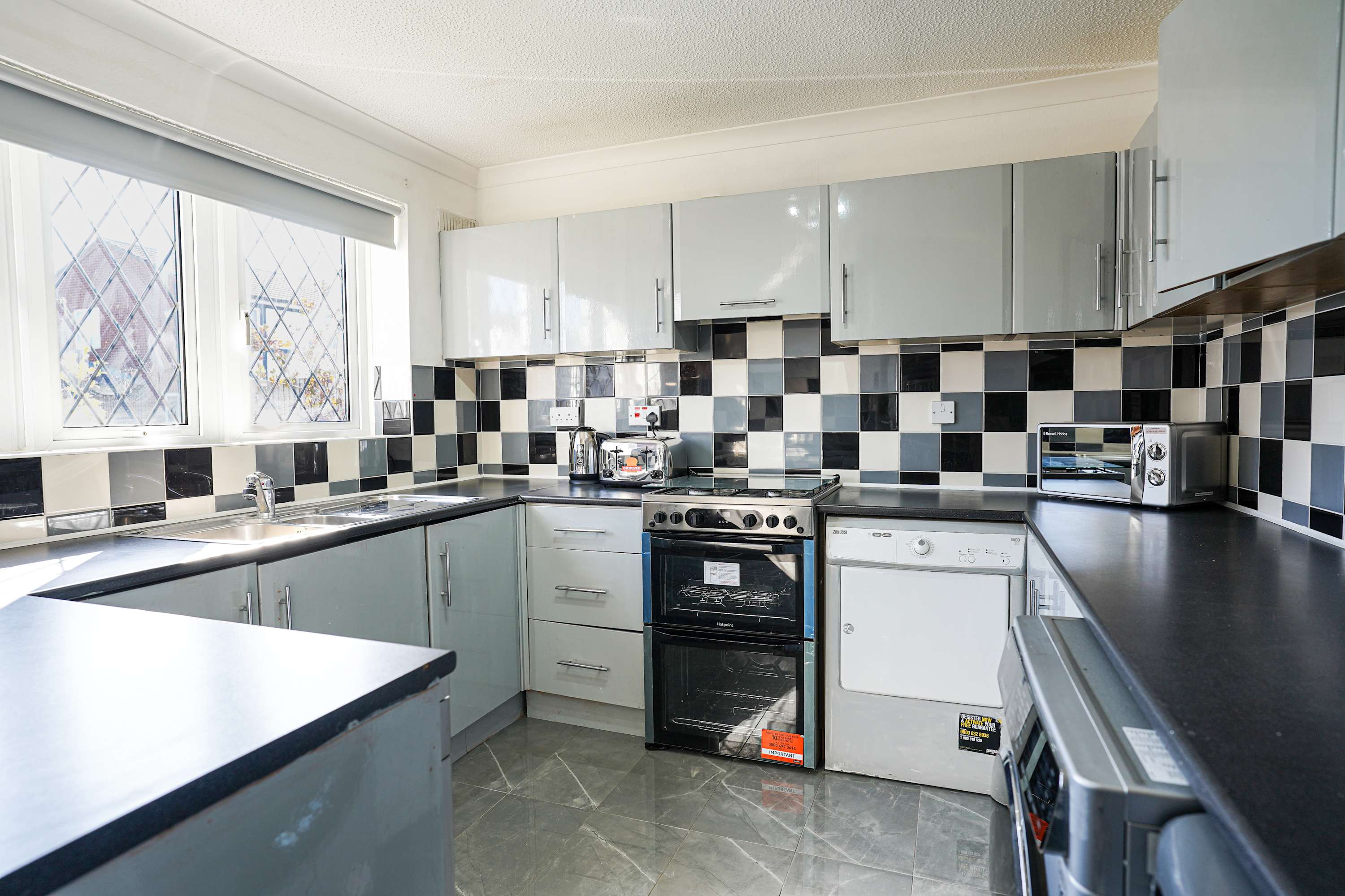 Spacious 4-Bed Contractor House with Parking and Fast WiFi in Luton by Jesswood Properties in Corbridge Drive 9 LU2 9UL - Property image 4 - VivreStays