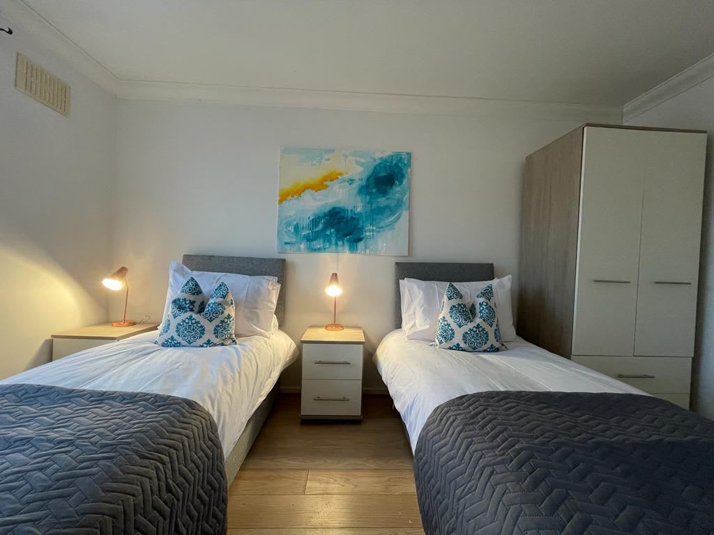 Spacious 4-Bed Contractor House with Parking and Fast WiFi in Luton by Jesswood Properties in Corbridge Drive 9 LU2 9UL - Property image 26 - VivreStays