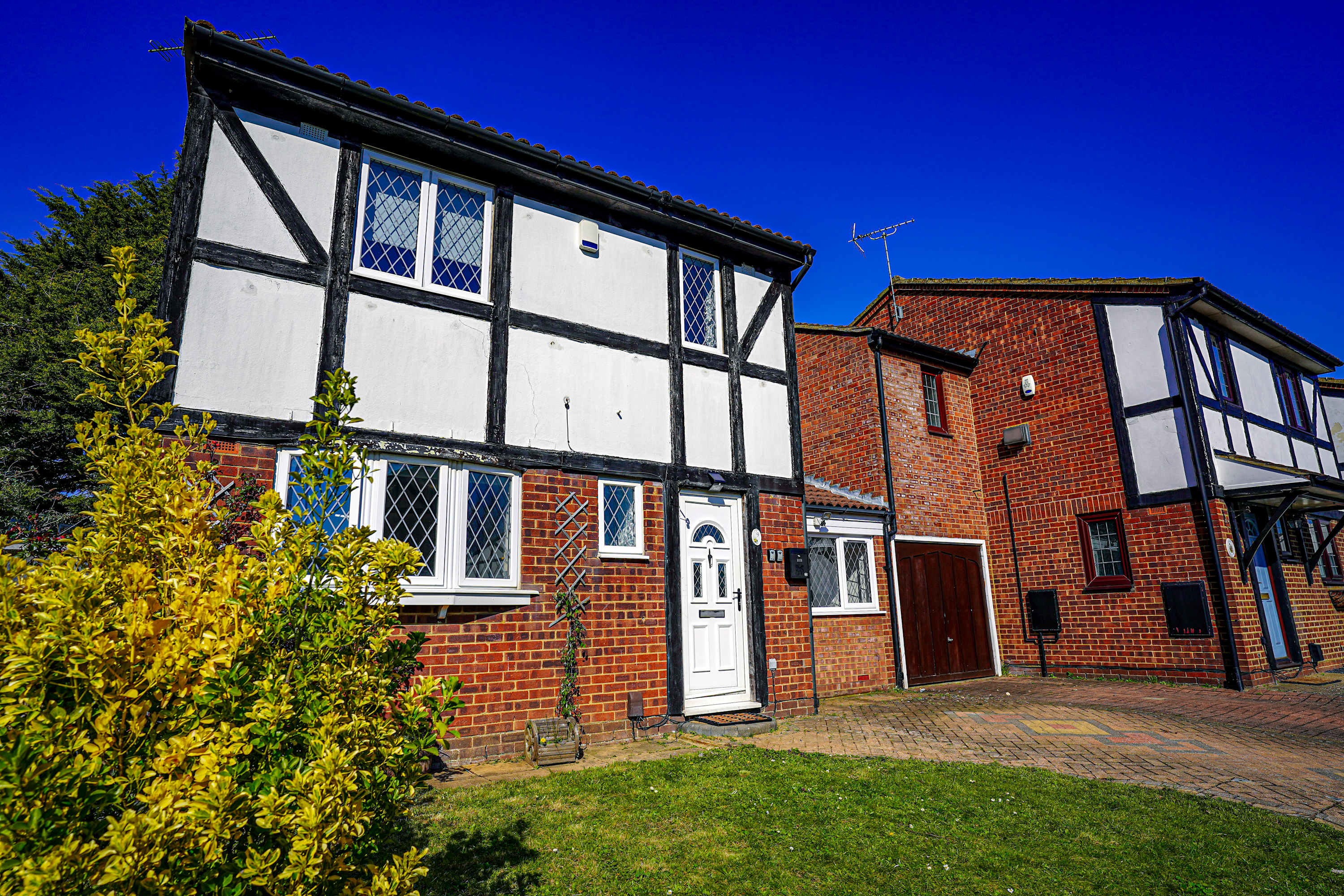 Spacious 4-Bed Contractor House with Parking and Fast WiFi in Luton by Jesswood Properties in Corbridge Drive 9 LU2 9UL - Property image 28 - VivreStays