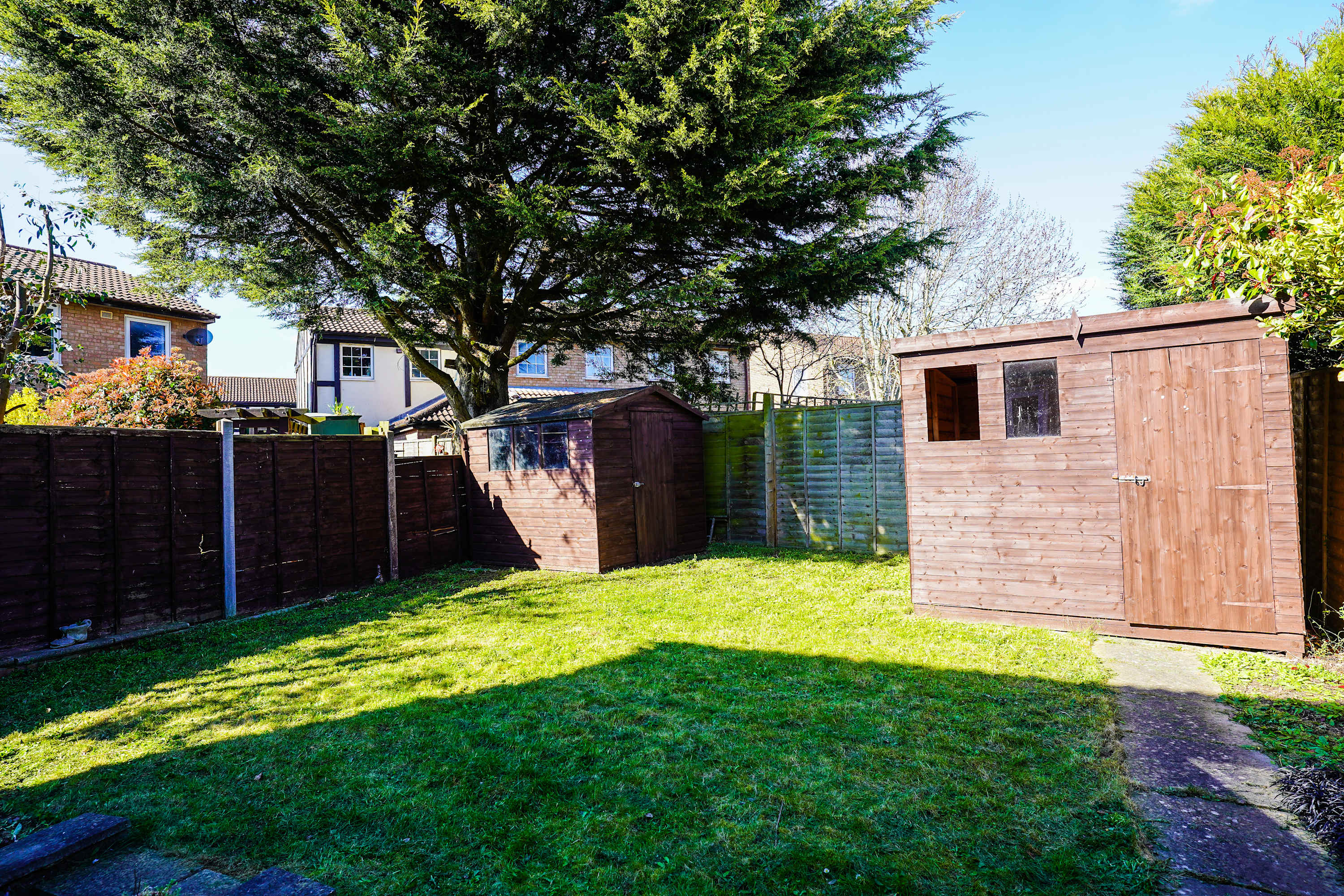 Spacious 4-Bed Contractor House with Parking and Fast WiFi in Luton by Jesswood Properties in Corbridge Drive 9 LU2 9UL - Property image 8 - VivreStays