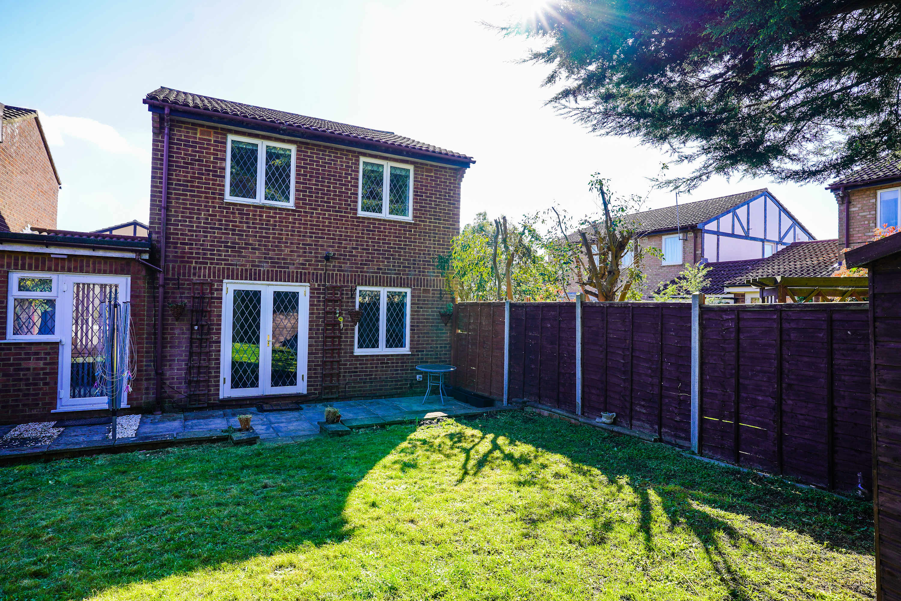 Spacious 4-Bed Contractor House with Parking and Fast WiFi in Luton by Jesswood Properties in Corbridge Drive 9 LU2 9UL - Property image 7 - VivreStays