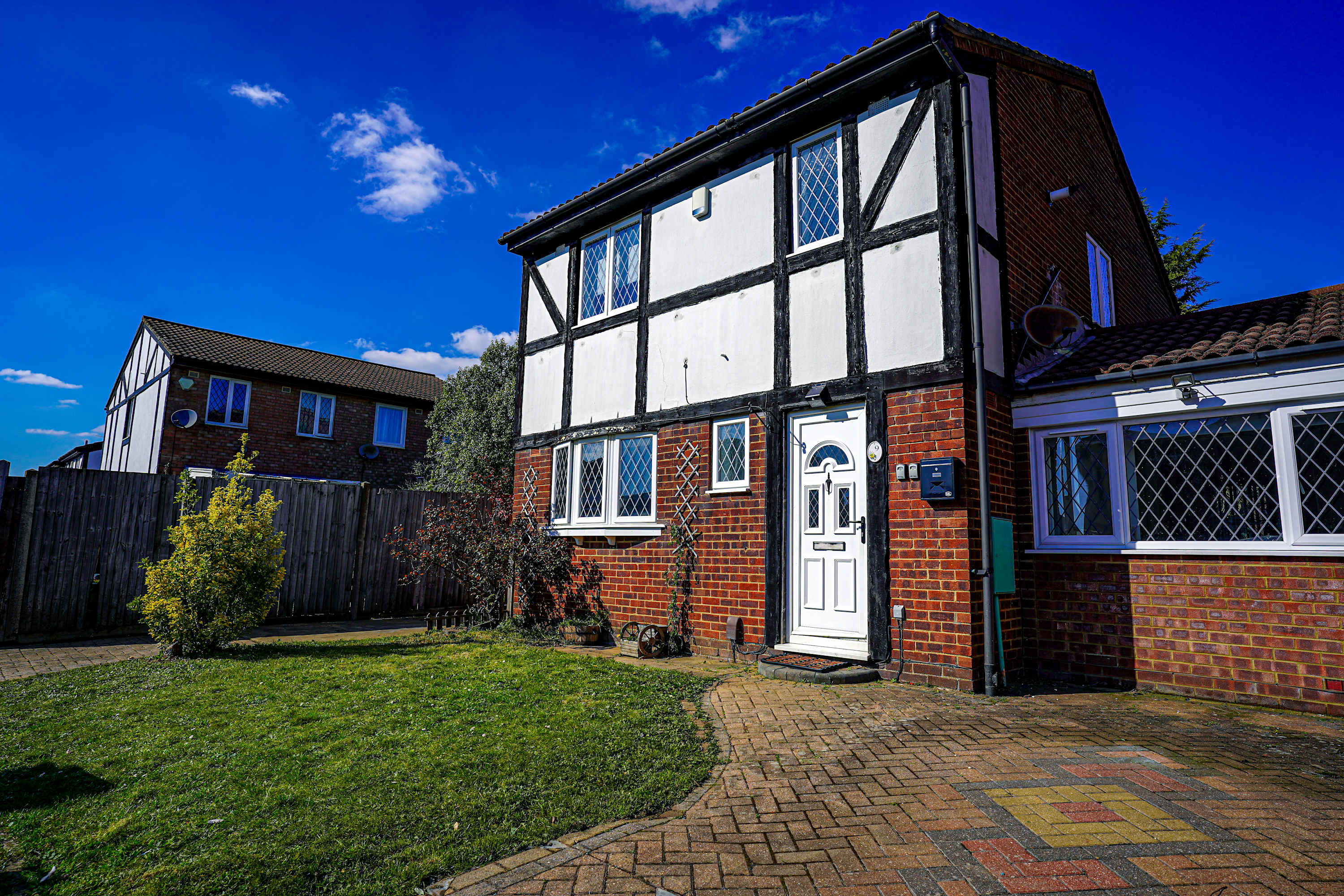 Spacious 4-Bed Contractor House with Parking and Fast WiFi in Luton by Jesswood Properties in Corbridge Drive 9 LU2 9UL - Property image 3 - VivreStays