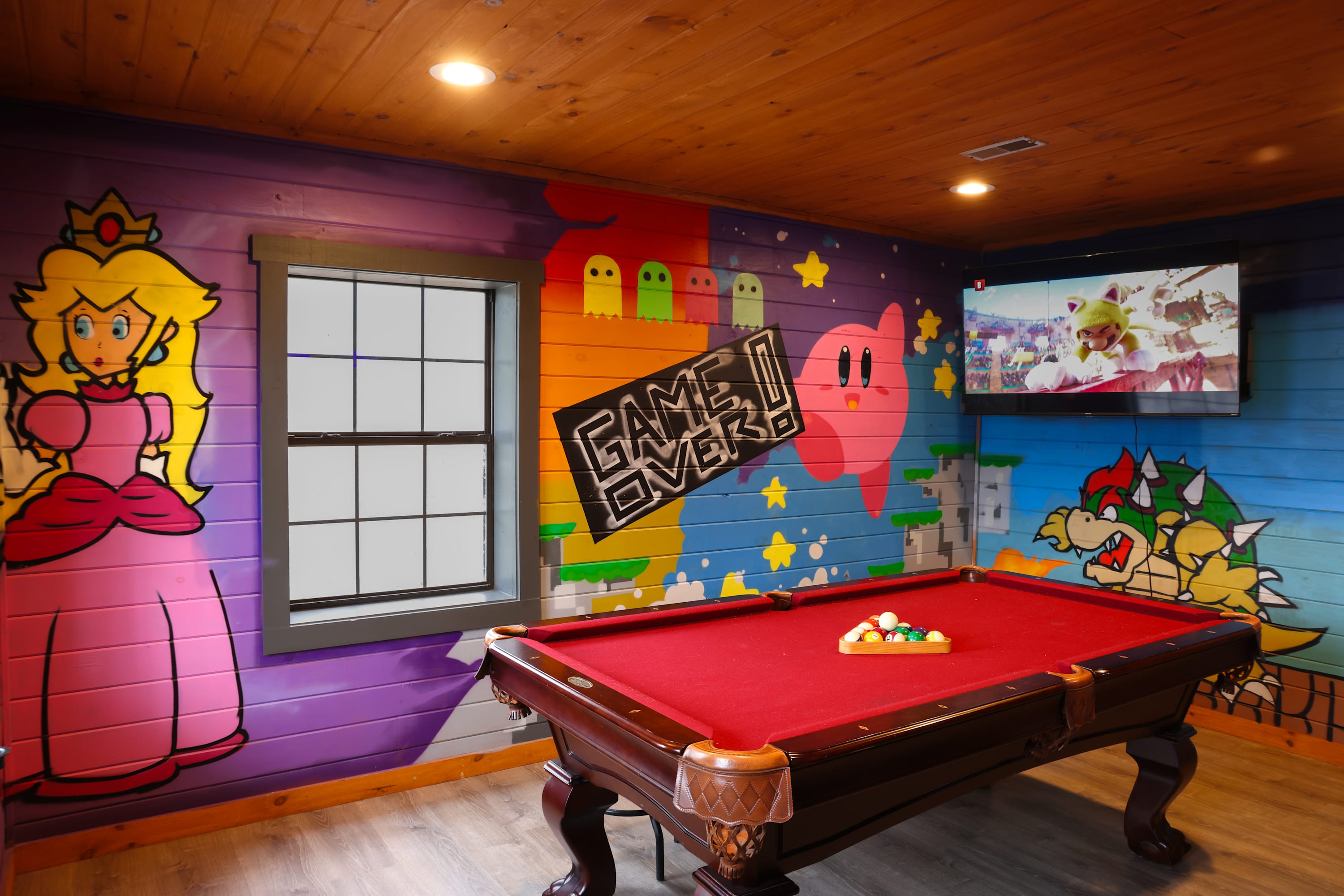 Video-game themed arcade! Spacious 3 br cabin!